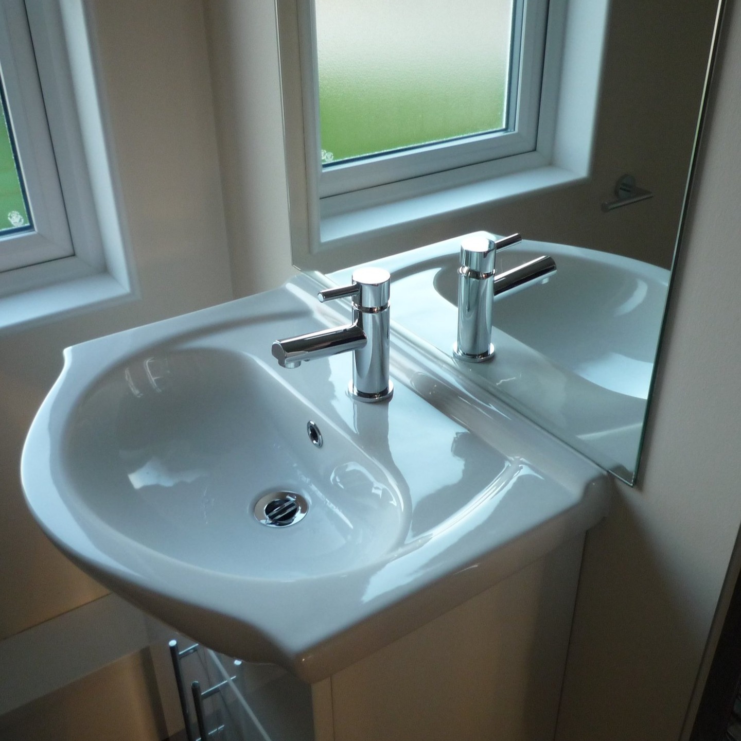 I've had lots of enquiries recently about end of tenancy cleans, so I thought I'd do a little post this evening about what they actually are. Through no fault of their own, many people don't tend to really understand what they entail. End of tenancy cleans are a hefty expense and they’re usually incredibly important in getting your deposit back off your landlord.
There's a reason professional end of tenancy cleans are expensive and that's because absolutely everything needs to be cleaned. An end of tenancy clean should include a fully itemised checklist of jobs completed. These will include windows/frames, inside cupboards and drawers, limescale/mould removal, woodwork, oven, carpets, etc. The cleaner should also take detailed before and after photographs of everything (vital in case of a landlord dispute!) A professional end of tenancy cleaner will also guarantee their work, in as much that you won't lose your deposit over a cleanliness dispute.
Unfortunately, some landlords will try to use cleanliness as an excuse to keep a tenant's deposit (even if it's left cleaner than when you moved in!) If I've carried out your end of tenancy clean, I won't stand for that and will help you in any way I can. If anyone has any further questions, please fire away! 🧽✨