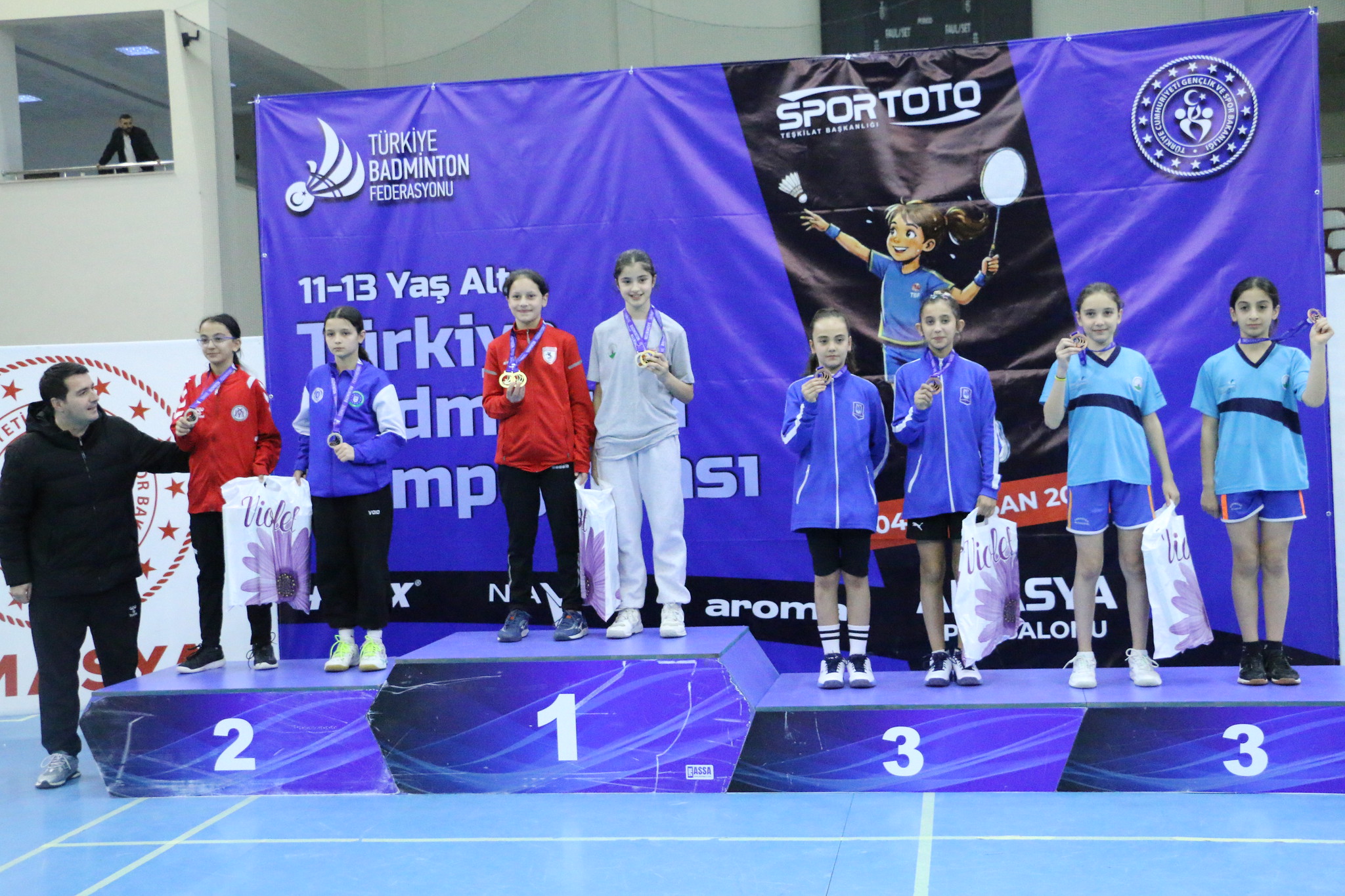 Amasya’da düzenlenen 13 Yaş Altı Türkiye Badminton Şampiyonası’nda kulübümüz, yapılan müsabakalar sonucunda 1 altın ve 2 gümüş madalya kazanarak turnu… Amasya’da düzenlenen 13 Yaş Altı Türkiye Badminton Şampiyonası’nda kulübümüz, yapılan müsabakalar sonucunda 1 altın ve 2 gümüş madalya kazanarak turnu…