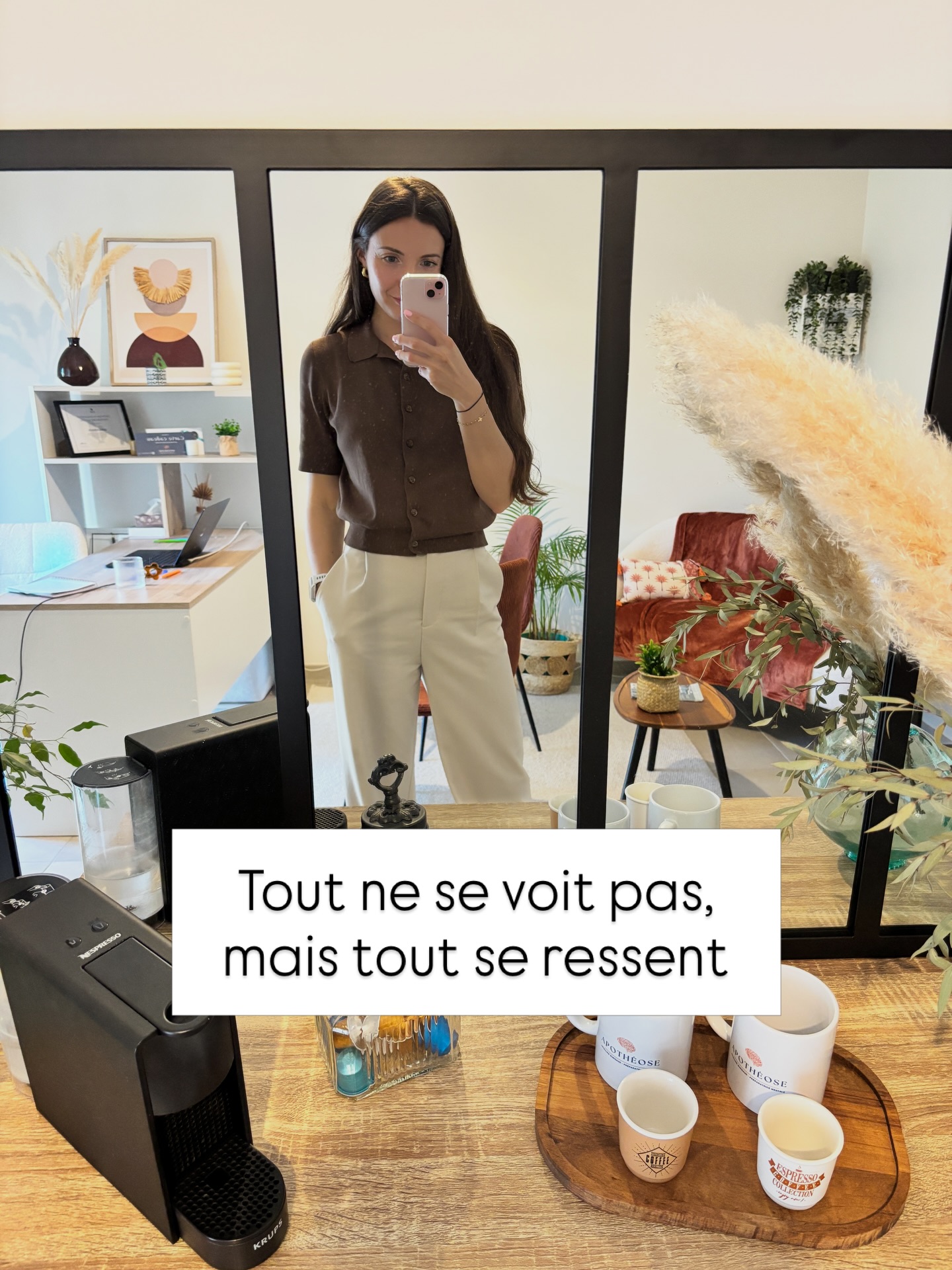 J’ai été confrontée à une séance pas comme les autres.
Une jeune fille est venue avec son papa pour faire de la préparation mentale. Elle était d’accord pour être là, consciente qu’il y avait quelque chose à travailler… mais avec une condition : ne pas parler du problème…
Elle savait ce qui lui générait du stress et de l’anxiété.
Mais elle ne se sentait pas capable de le verbaliser avec quelqu’un d’autre que ses proches.
Et ça, je l’ai respecté.
Forcément, ça bouscule mes habitudes.
Parce que mon travail passe beaucoup par le questionnement, l’échange, les mots.
Alors j’ai fait autrement.
On a laissé de la place au silence. Sans chercher à combler. Sans forcer.
Et même si, extérieurement, on pourrait dire “on n’a rien fait”… il s’est passé quelque chose.
Un apaisement. Une forme de relâchement. C’était beau à ressentir. Parce que parfois, les choses ne se voient pas, mais elles se ressentent 🙏🏼✨
Cette séance m’a rappelé quelque chose d’essentiel : on ne travaille pas toujours comme on l’a prévu.
Et surtout, on ne travaille pas toujours avec des mots.
Parfois, le rôle, c’est simplement de s’adapter. Respecter le rythme. Créer un espace sécurisant. Et faire confiance au processus 🍀
Si toi aussi t’as envie de vivre l’expérience (parce que c’est que comme ça qu’on comprend vraiment), tu peux réserver dans ma bio
#preparation #mentale