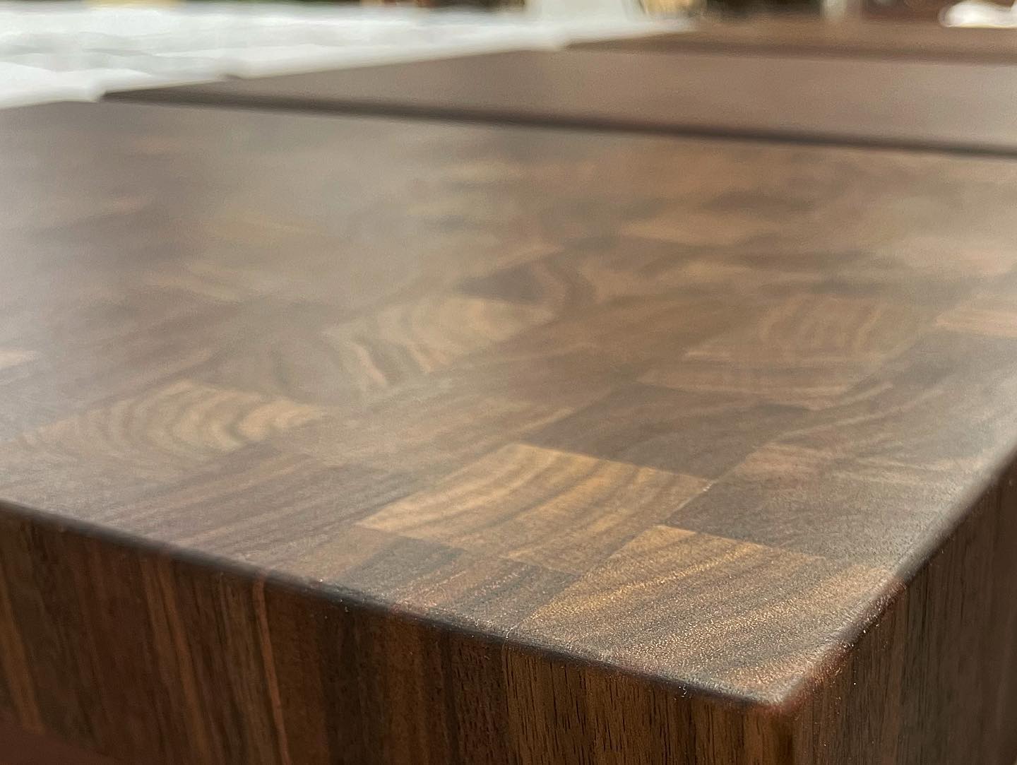 Endevedsfjøl i valnøtt 🔪
End grain walnut cutting board 🥝
.
.
.
.
.
.
.
.
.
#woodworking #woodcraft #craftmanship #finewoodworking #cabinetmaker #interior #home #modern #craft #build #handmade #furniture #furnituredesign #todaysmaker #traditionalwoodworking #endgraincuttingboard #cuttingboard #walnut
#boligliv #interiørinspirasjon #vakrehjemoginteriør #møbelsnekker #interiørmagasinet #rom123 #boligdrøm #interiør #skandinaviskehjem #smarteløsninger #fjøl #endevedsfjøl