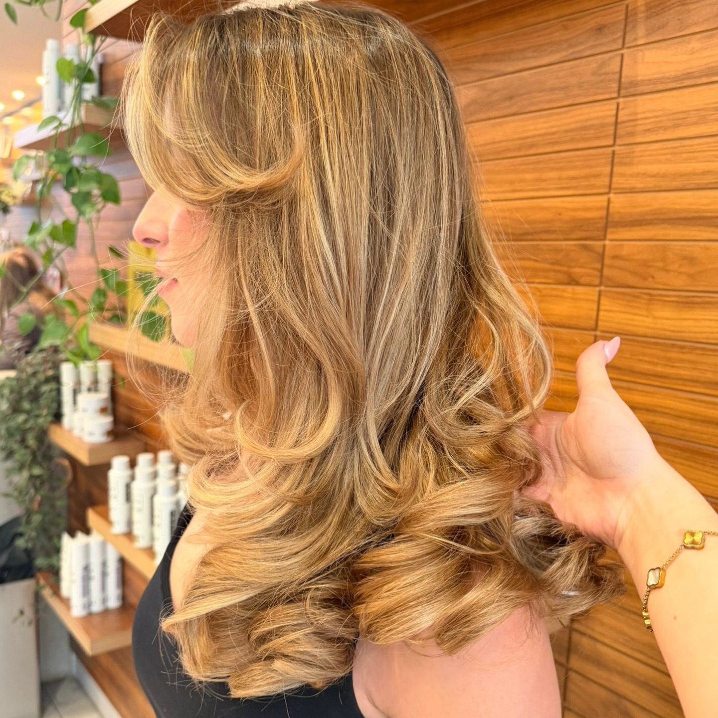 Fresh colour by Nancy, blow dried by Grace ✨
Here at Chandler Wright, our products are king 👑 we use the brilliant label.m for styling and your backwash experience and Wella to mix up the perfect colour concoctions.
Each experience is individually tailored for you ❤️