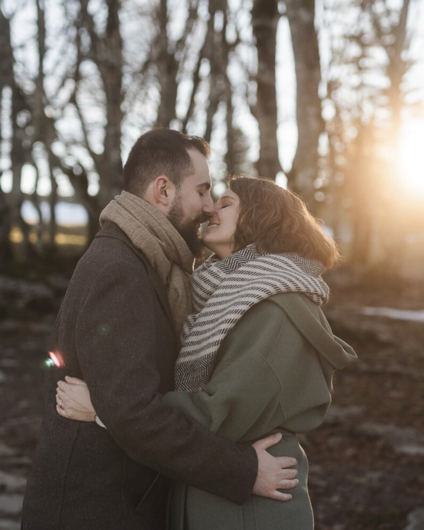 💕Backlight-Love💕
Zwei Menschen, ein Sonnenuntergang und dieses ganz besondere Leuchten zwischen euch – genau das liebe ich. Gegenlicht macht Gefühle sichtbar.
Lust auf Bilder, die nicht nur schön aussehen, sondern sich auch echt anfühlen?
Dann lasst uns zusammen losziehen – am besten kurz vorm Sonnenuntergang. Schreib mir einfach!
#coupleslove #weddinginspiration #hochzeitsfotografbern #swissweddingphotographer