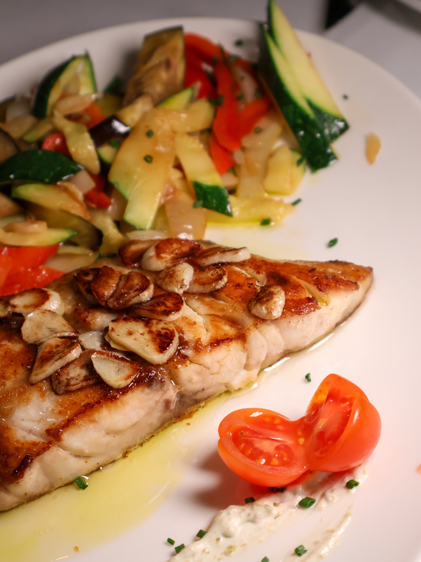 La excelencia también se encuentra en el mar. 🌊
En Aranjuez Steak House ofrecemos una selecta variedad de pescados, elegidos por su frescura y calidad, y preparados con precisión para resaltar sus sabores naturales. Cada plato es una expresión de equilibrio, técnica y buen gusto.
#AranjuezSteakhouse #AltaCocina #SaborDelMar #Pescados #ExperienciaGastronómica
