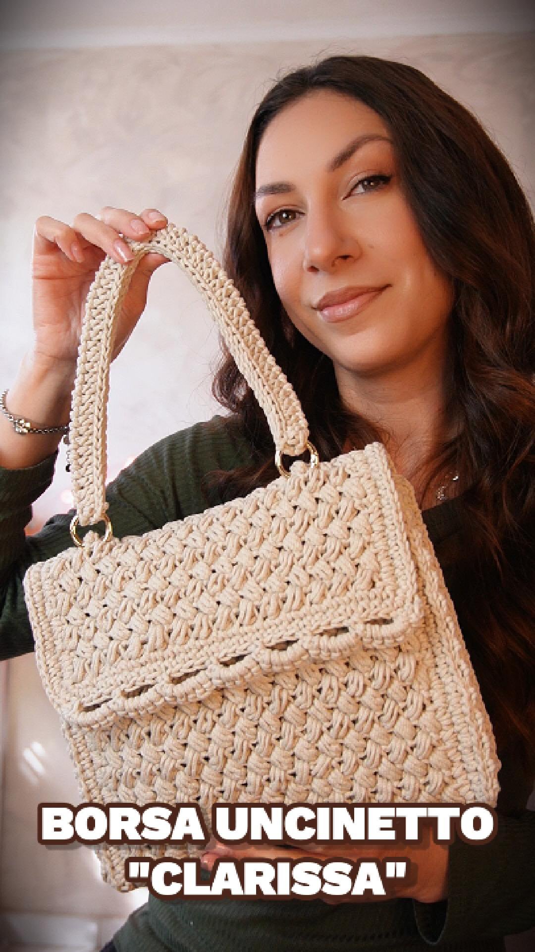 La borsa dei tuoi sogni? La realizziamo insieme! ✨
Ti presento Clarissa, la borsa all’uncinetto che trasforma ogni outfit in un’opera d’arte. Se hai un evento speciale in arrivo o vuoi semplicemente un accessorio che lasci tutti a bocca aperta, questo è il progetto giusto per te! 🥂
Il segreto della sua bellezza? Il Punto Puff Zig-Zag: una trama ricca, soffice e super chic che dà una struttura pazzesca. Per realizzarla ho scelto il filato Eco Vita 4 di DMC, che adoro per la sua definizione perfetta e il suo cuore sostenibile🌿
✨ Fa per te se:
• Cerchi un progetto gratificante e dall’effetto “wow”.
• Ami i punti tridimensionali che creano texture uniche.
• Vuoi creare il tuo primo accessorio da cerimonia fatto a mano!
Non lasciarti intimidire dalla trama: nel tutorial ti spiego ogni passaggio con calma e semplicità. Se sai tenere in mano un uncinetto, puoi farcela anche tu! 💪💖
🎥 IL TUTORIAL COMPLETO ti aspetta sul mio canale YouTube! (Link in Bio 🔗)
Corri a vederlo e fammi sapere nei commenti: di che colore sarà la tua Clarissa? 🥰
•••
#uncinetto #crochet #borseuncinetto #crochetinspiration #crochetbag