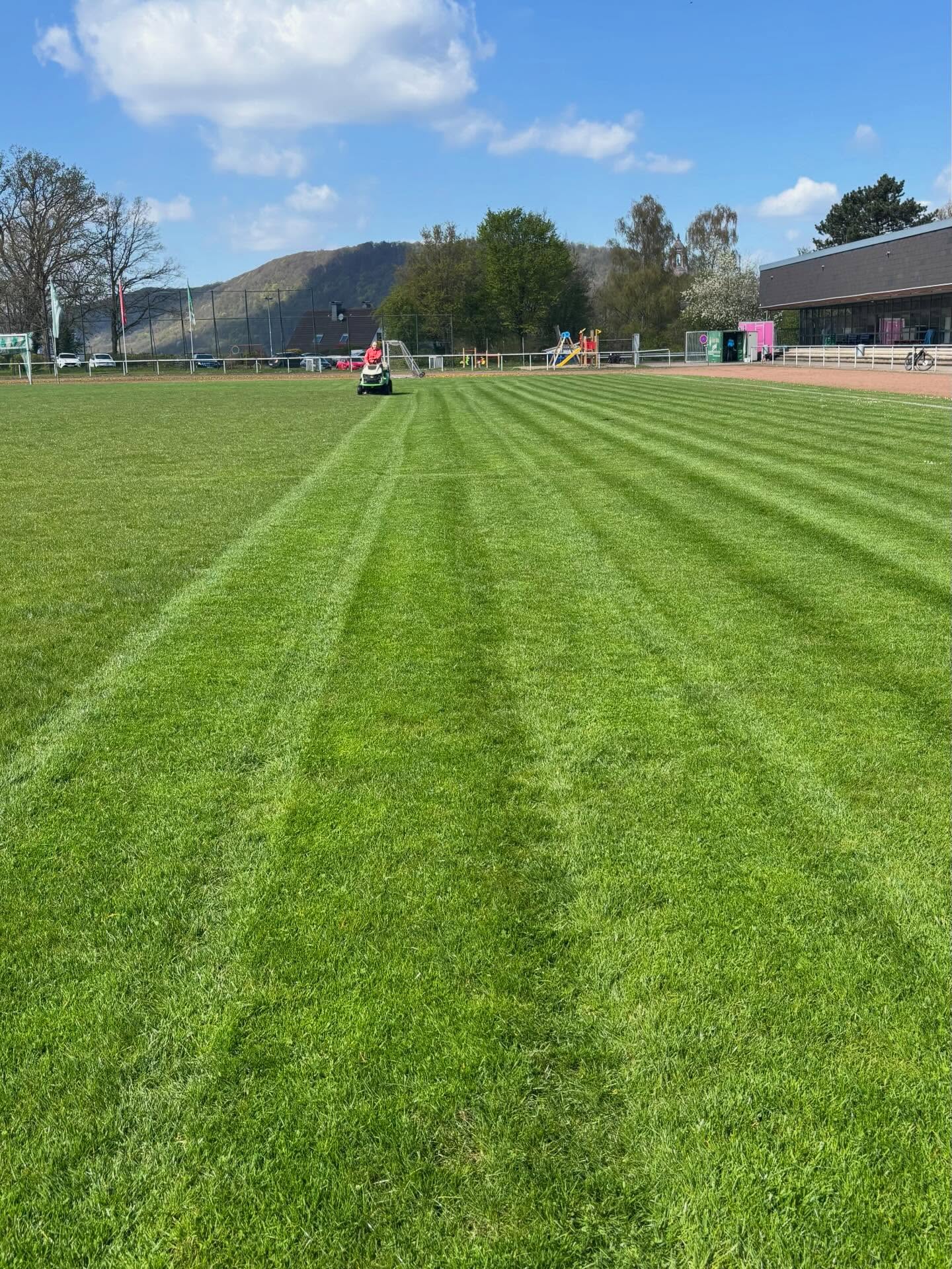 Heimspiel-Woche auf dem Bergsportplatz ⚽️
Diese Woche brennt unser geliebtes Grün – vier Spiele in drei Tagen. Genau die Wochen, für die man zum Platz kommt.
Mittwoch startet die Zweite im Derby gegen TuS Holzhausen/Porta II. Richtungsweisendes Spiel für unsere Reserve!
Donnerstag dann die Erste gegen FC Ezidxan Minden - in diesem absoluten Topspiel wollen wir mit aller Macht die Tabellenspitze verteidigen!
Und Sonntag das Doppel:
Zweite gegen TuS Lahde/Quetzen II, danach Erste gegen TuS Lahde/Quetzen I.
Sportlich ist alles gesagt – jetzt kommt das Wichtigste:
🍟 Bratwurst & Pommes vom Food Truck
🥤 kalte Getränke
🛝 Spielplatz für die Kleinen
und Leute, die einfach Bock auf Fußball haben 🔥
Die Erste will oben bleiben, die Zweite wieder richtig ranrücken – und dafür brauchen wir euch am Platz
❤️💚