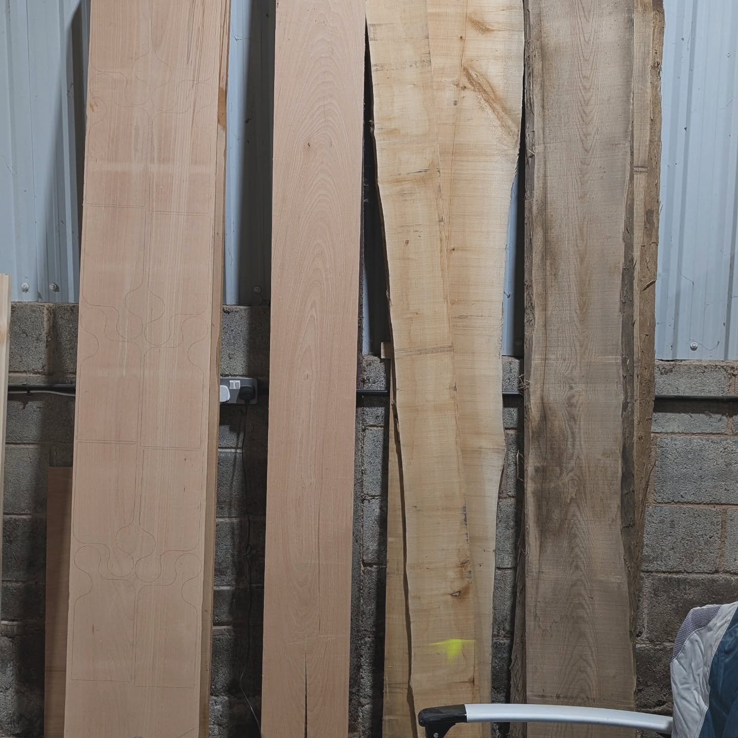 A fresh delivery from @whitneysawmills ash, beech and sycamore, all beautifully cut and full of potential.
There’s nothing quite like seeing new timber arrive at the workshop. Each stack carries its own character, its own grain, its own future.
Looking forward to turning these into something beautiful and long‑lasting.
#jackalopejoinery #whitneysawmills #herefordshire #beech #sycamore