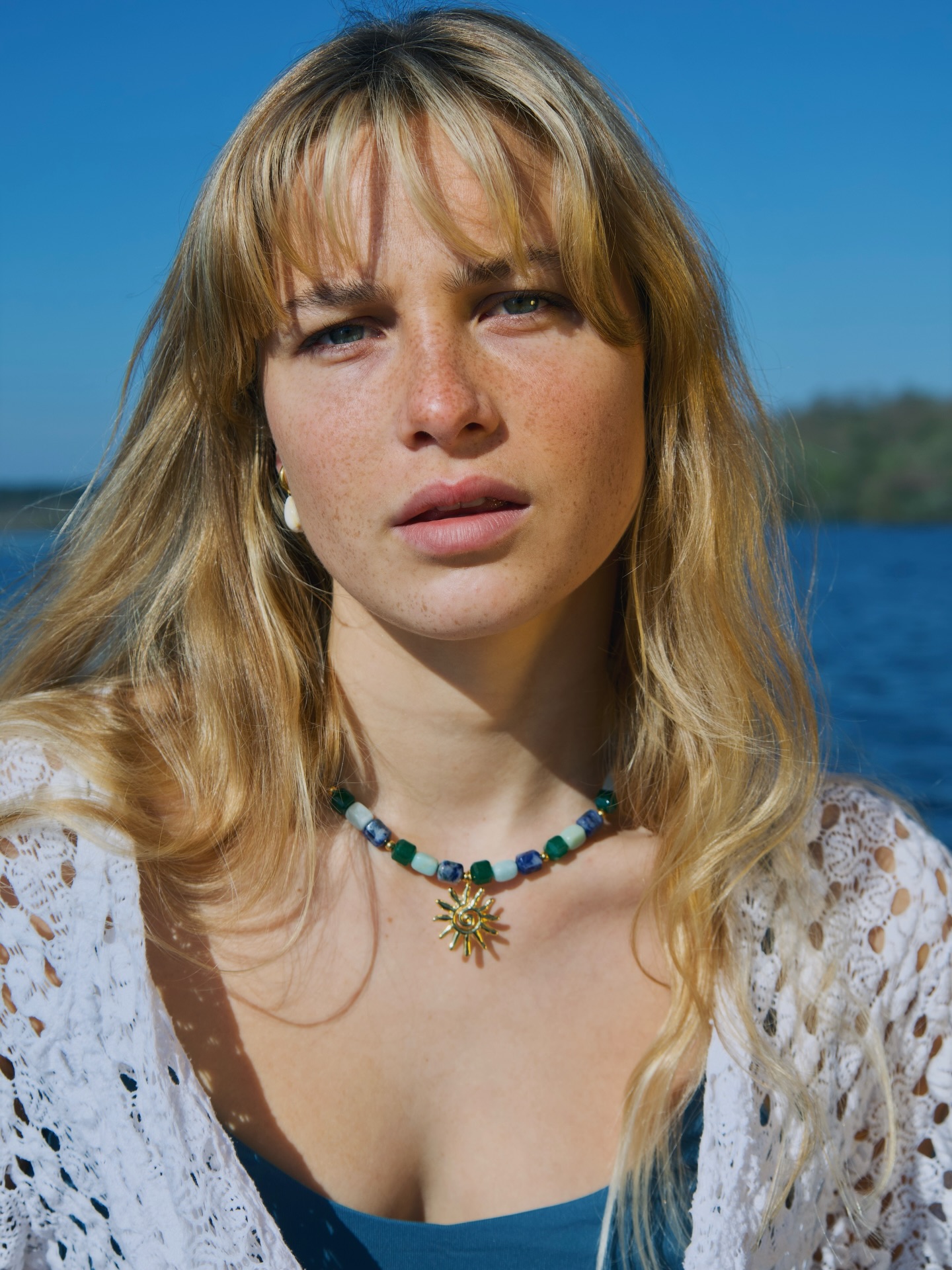 Collier Esmée • un chocker où les nuances de bleu et de vert s’illuminent sous notre nouveau soleil doré, en acier inoxydable.