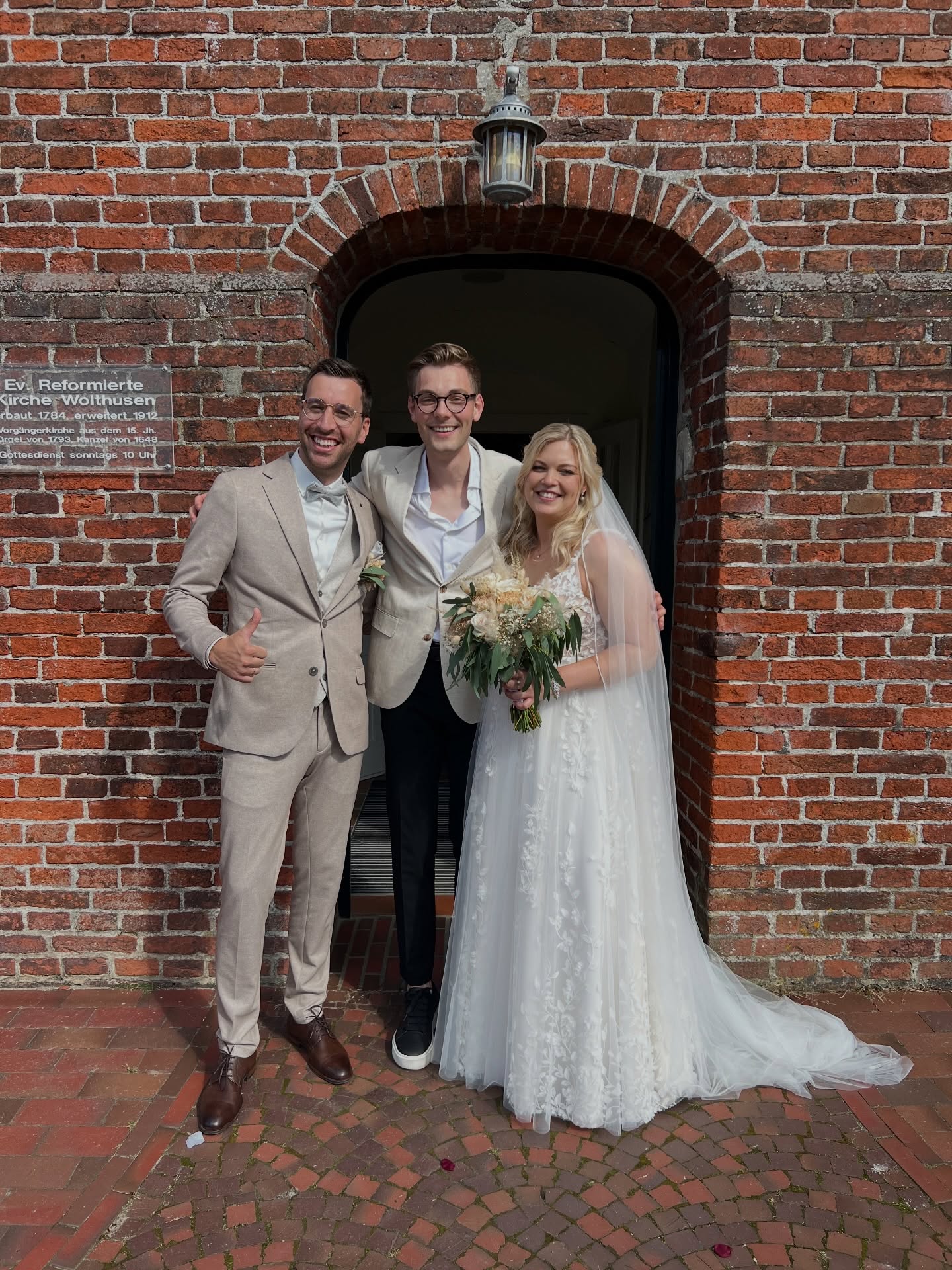 Was meine Brautpaare sagen:
⭐️⭐️⭐️⭐️⭐️
Julian war bei unserer kirchlichen Hochzeit, ein absolutes Highlight. Wir wurden so oft im Nachhinein gefragt wo wir diese tolle Stimme gefunden haben. Mega Sympathisch , Kommunikation sowas von entspannt. Zuverlässig wie man es sich nur wünschen kann. Das war definitiv nicht die letzte Buchung !
Definitiv zu empfehlen ...
PS: Preislich auch mehr als fair ...
#hochzeitssängeroldenburg#bewertungen#sänger