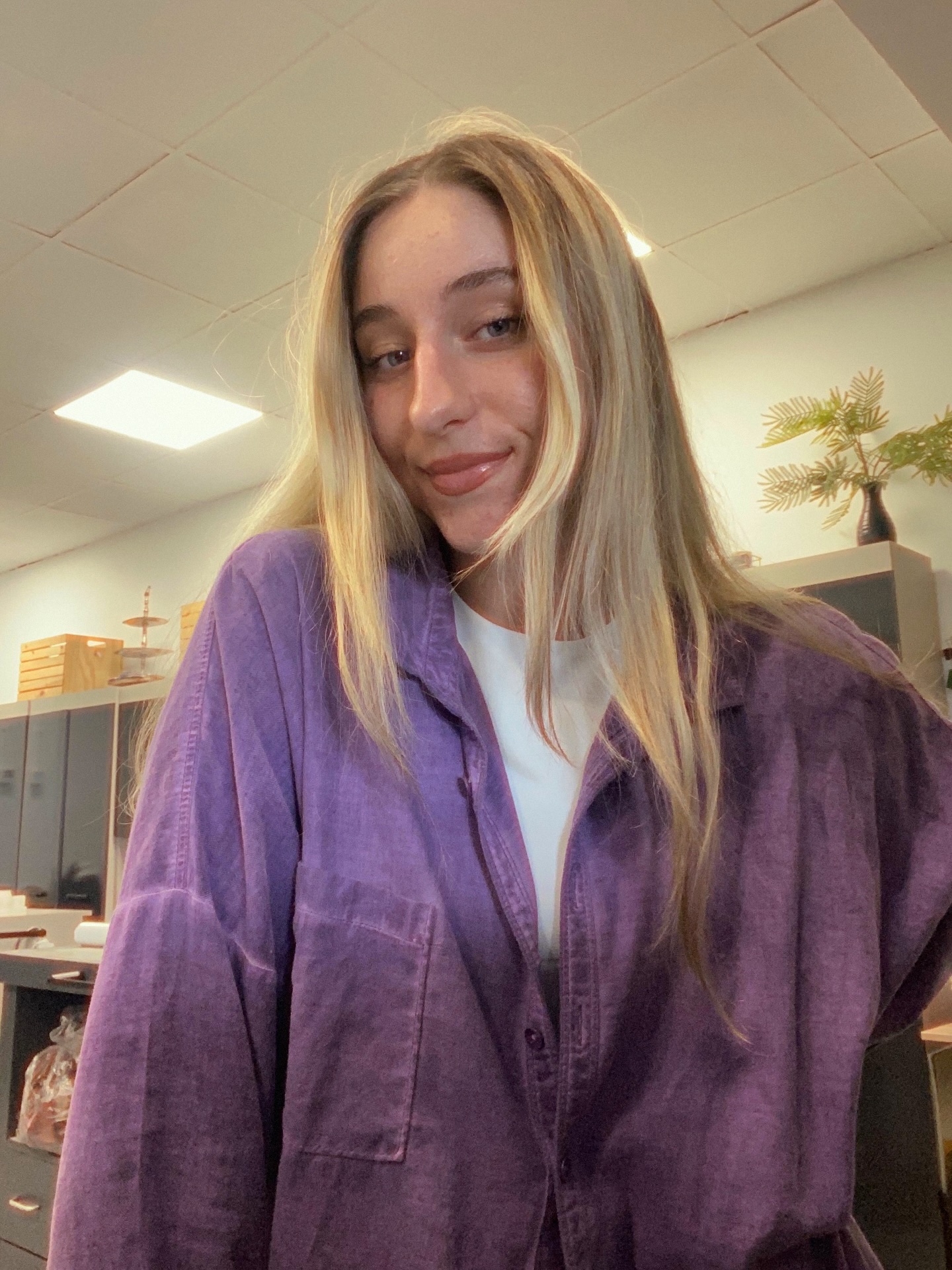 We hired Gen Z. Things are happening. ✺
Meet Shayna.
Fresh out of Vega… my Vega
Which feels a little full circle, if I’m honest.
Designer. Right hand.
And already such a big part of how Thoughtbox is evolving.
Gifting. Content. Website. ⟡
All the things we’ve been wanting to do… are finally moving.
She fits right in with us.
Not just because she’s super talented,
but because she gets it. The pace. The standard. The energy.
And maybe because she reminds me a little of where this all started.
We’re building something really special here. ✺
Watch out world ◡