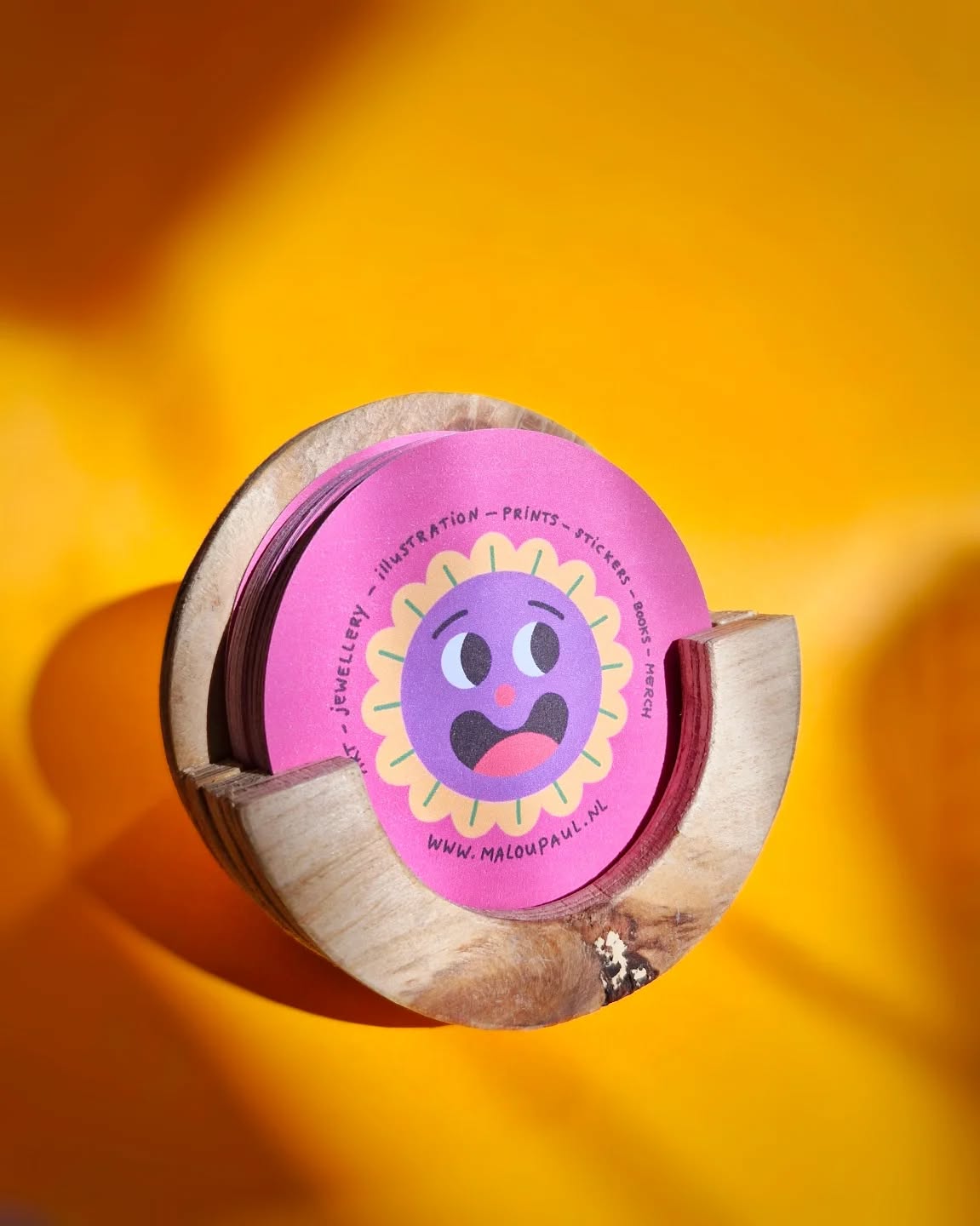 Look at this! I am happy with how it all turned out! Designed, printed and cut my own business cards and made this little wooden holder for the cards out of scraps of wood at @hetbehout. Doesn't it look cute?
#circulairhout #circulairondernemen #circulairontwerp #recycledwood #reclaimedwood