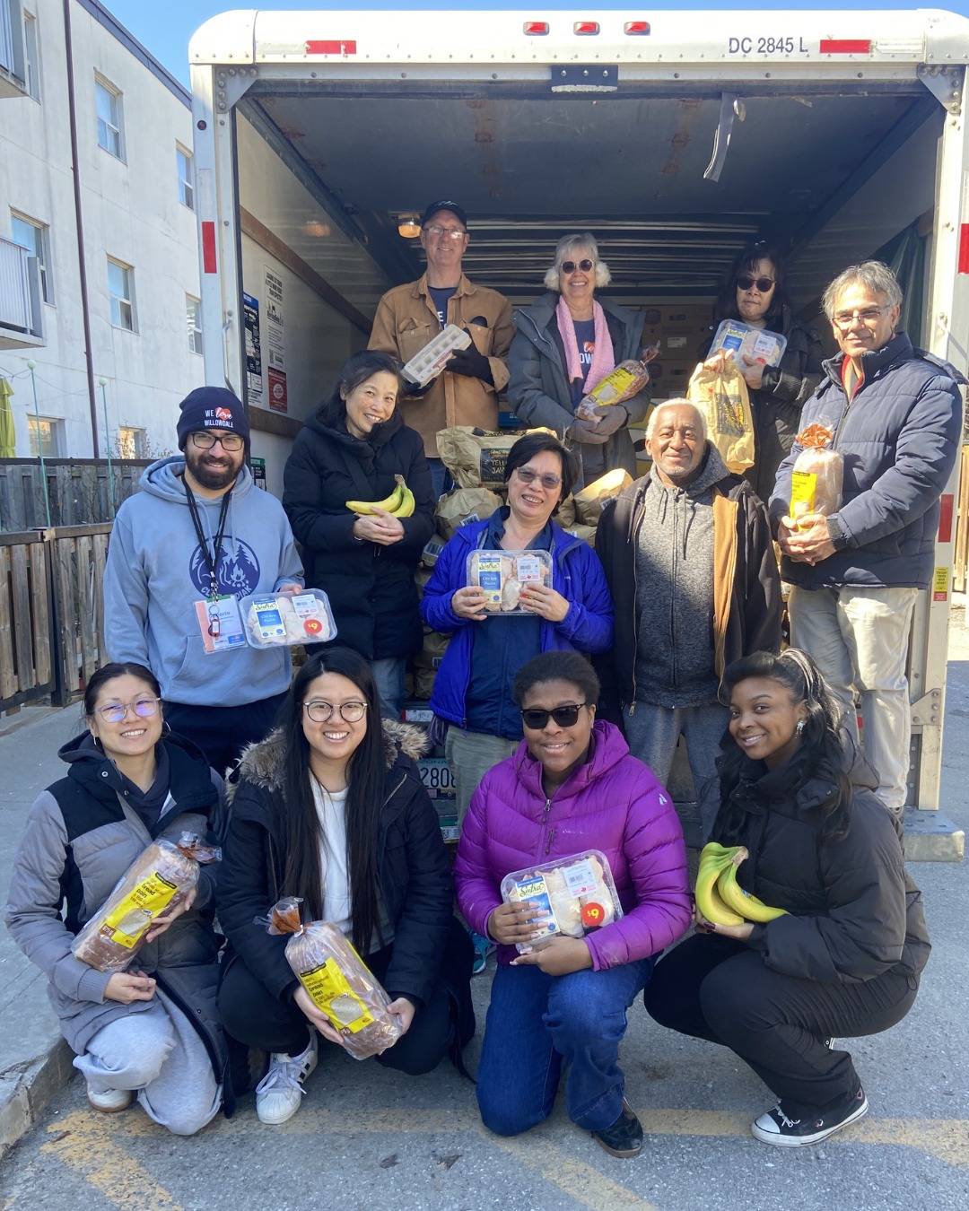 Thanks to support from neighbours like you, we were able to provide chicken, lettuce, potatoes, oranges, bananas, milk, eggs, bread and non-perishables to 156 households in Willowdale on Friday, March 27th at our 415 Food Hub.
In addition to serving fresh food, we also received and sorted over 5,500lbs of non-perishables.
On April 1st at our 675 Food Hub, 114 households received cucumbers, oranges, pears, bread, milk and non-perishables. We're grateful to North York Chinese Baptist Church for the space, @nyhfb for the non-perishables and @legalwillowdale for providing information to clients.
On this #thanksfulThursday we thank everyone who donated thousands of non-perishables through community food drives at Tuft's Your Independent Grocer, St. Edward the Confessor Parish, @lansingunitedchurch, @alternasavingscu, North York Chinese Baptist Church, St. George on Yonge, Skyview Condo, Ultima Towers Condos and @st.cyril.cspc_tcdsb . Special thank you to @costco_canada Transit Rd. and @torontopolice @32nco_officers for their generous support and @bannockburnschoolto for the largest school food drive we've ever had!
Lastly, we're grateful to Carlo's No Frills for providing such affordably priced fresh food and @charliesmeat @charliesworldofmeat for providing a generous discount on chicken for every food distribution.
#WeLoveWillowdale #NeighboursHelpingNeighbours #Community #NorthYork #Charity #Kindness #FoodBank