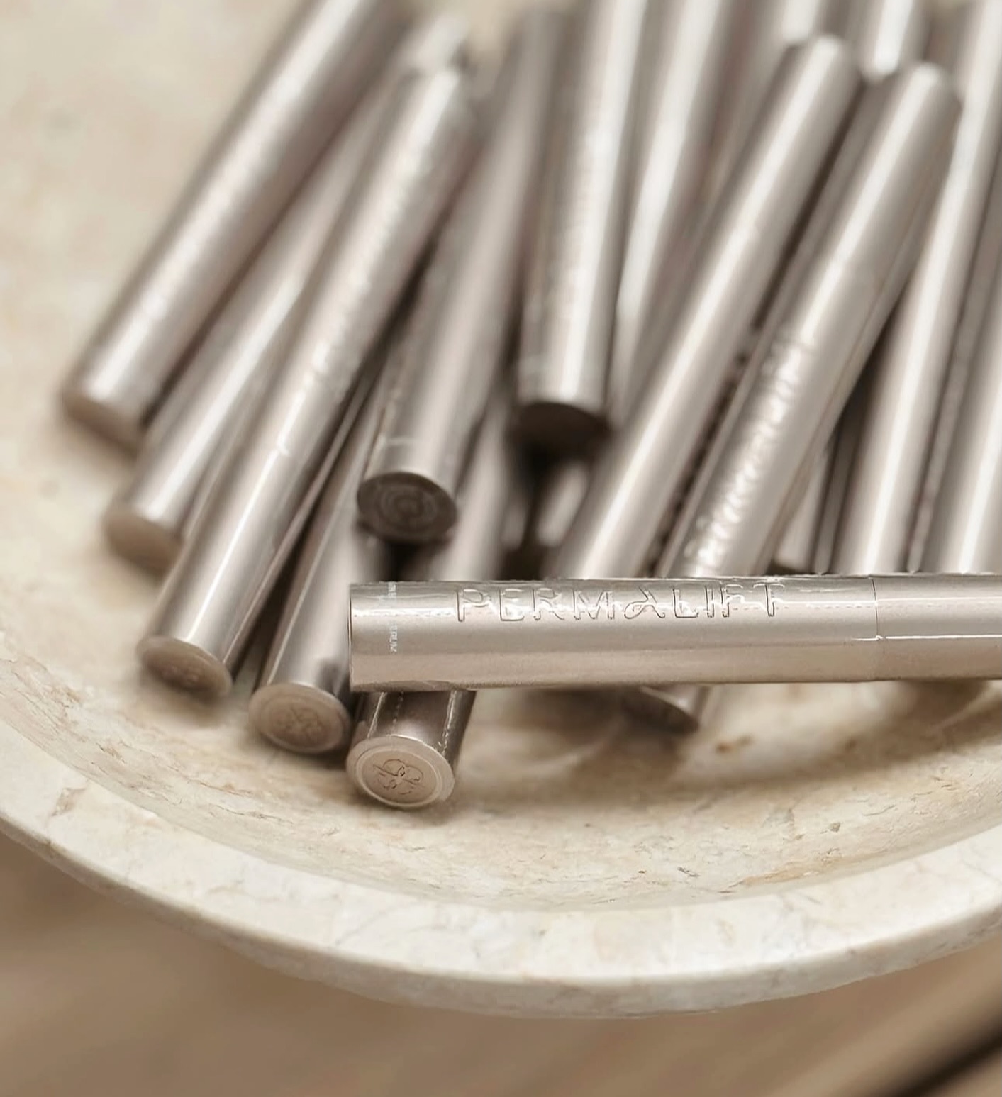 Permalift Keratin Boost Mascara - eftervård som dina fransar & bryn behöver 🤎🫧
Den stärker, boostar och berikar både fransar och bryn med fukt, näring och vitaminer. Visste du att cirka 80% av hårstrået består av keratin? Därför är det extra viktigt att fylla på keratinet efter en Lashlift eller Browliftbehandling – för bästa vård och ett resultat som håller mycket längre! Ingen vill ha torra fransar eller bryn!
Finns att köpa hos mig för 399kr.
—————————————————————————————
@serenitystockholm
📍Riddargatan 20
❔DM / ebba@ahlqvist.me
💻 www.studiobyela.se
#lashlift #browlift #lashliftstockholm #fransarstockholm #bryn