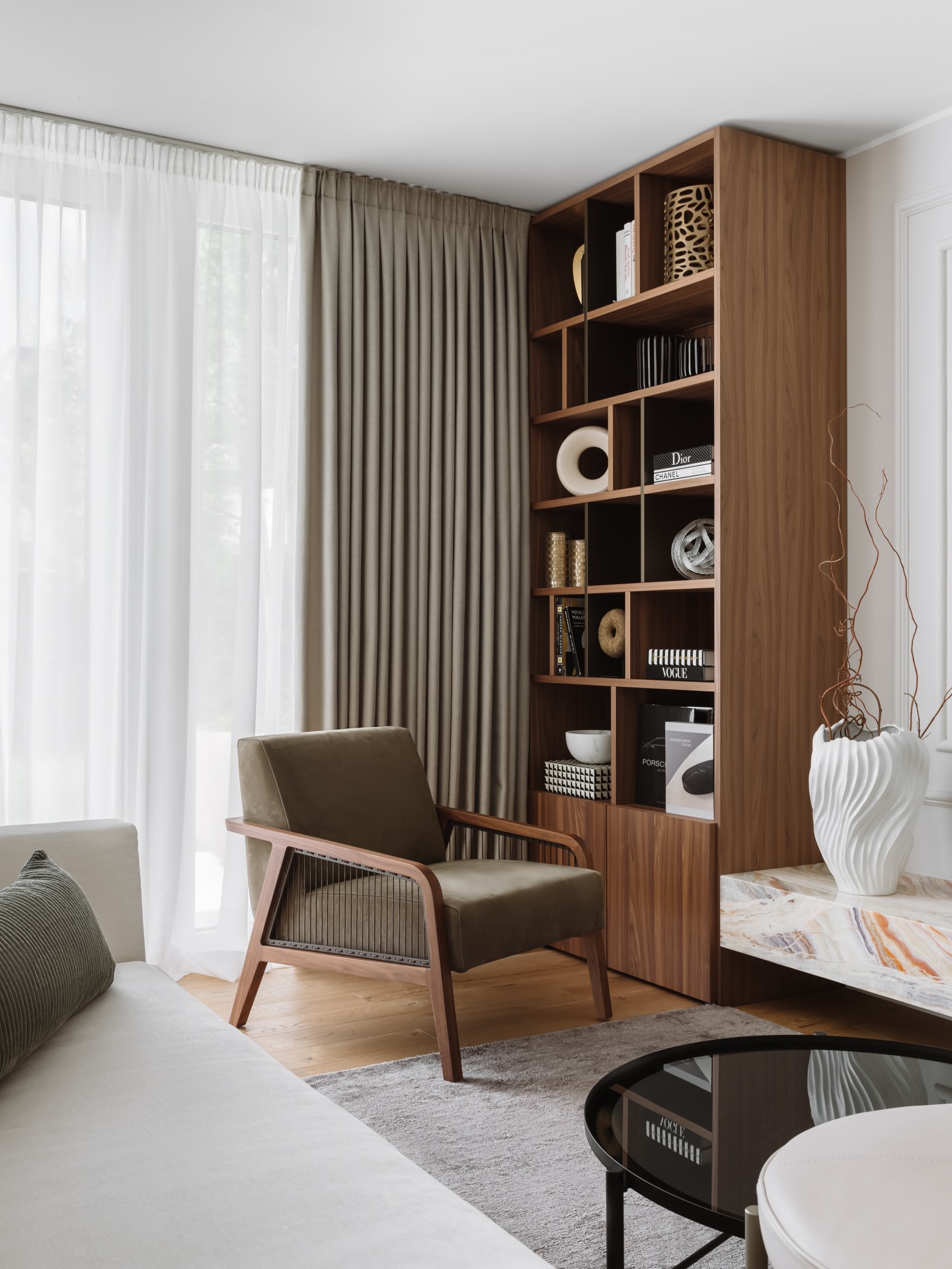 We designed a warm and harmonious interior for a young family, pairing contemporary classic elements with minimalist sensibilities. Deep grey walls and plaster moldings provide a sophisticated backdrop for contrasting accents in furniture, textiles, and décor.
Every detail was thoughtfully considered, reflecting the homeowners’ refined taste and creating a space that feels both light, comfortable, and effortlessly elegant.
www.sfdesigninteriors.com
📩office@sfdesign.at
📍Bösendorferstrasse 4, Vienna
#interiordesignvienna #interiordesignwien #interiordesign #interiordesigner #interiorlovers