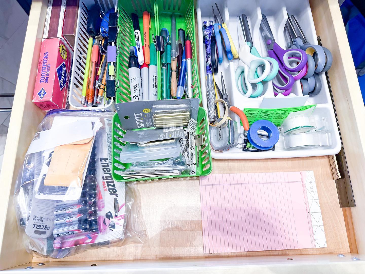 Junk drawer transformed into a Utility drawer!
Existing containers were wiped down and repurposed to take the “junk” contents from the moving box and a few items in the new drawer space from drab to fab!
#junkdrawermagic #junkdrawerorganization #junkdrawer #chicagoprofessionalorganizer #chicagoorganizer #napochicago #napo #getorganized #streetervillechicago #goldcoast #theloopchicago #chicagoloop
