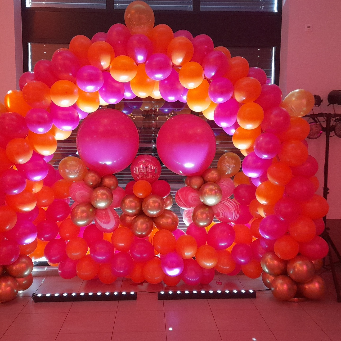 Mille et une Nuits Evénements à réaliser pour cette soirée d'anniversaire.
*Ciel étoilé
*Eclairage tamisé
*arche de ballon déstructuré
*Réalisation des compostions florales de centre de table.
*Location sonorisation, éclairage pack lumière.
Un projet de soirée d'anniversaire vous pouvez nous contacter par
mail: contact@milleetunenuits35.fr
ou vous pouvez consulter notre site internet: www.locmaterielreception.fr
#anniversaire #soireedanniversaire #locationsonorisation #locationjeuxdelumière #decorationanniversaire