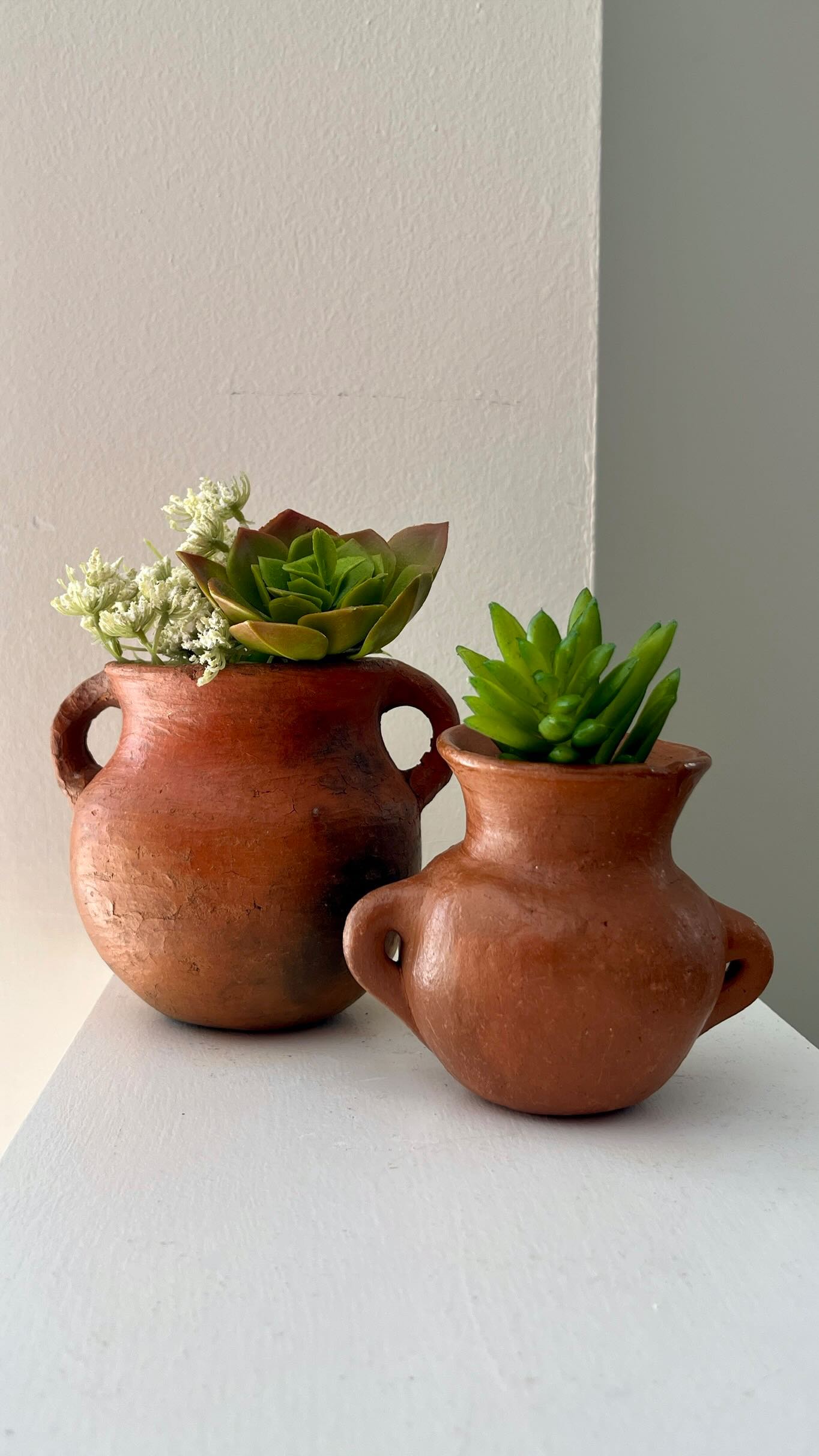 Our limited collections are made from natural clay
Shaped where artisans live in 🇬🇹
Each piece carries its origin
Not just decor, but a connection to the authentic,
the traditional, and the unique✨
For those who value story and craftsmanship
Discover the collection
Link in bio 🔗
—
Nuestras colecciones limitadas están hechas de arcilla natural
Moldeadas donde viven los artesanos
Cada pieza lleva su origen en 🇬🇹
No es solo decoración, sino una conexión con lo auténtico,
lo tradicional y lo único ✨
Para quienes valoran la historia y la artesanía
Descubre la colección
Enlace en la bio🔗
#pottery #decor #handmadewithlove #artisanmade #fyp