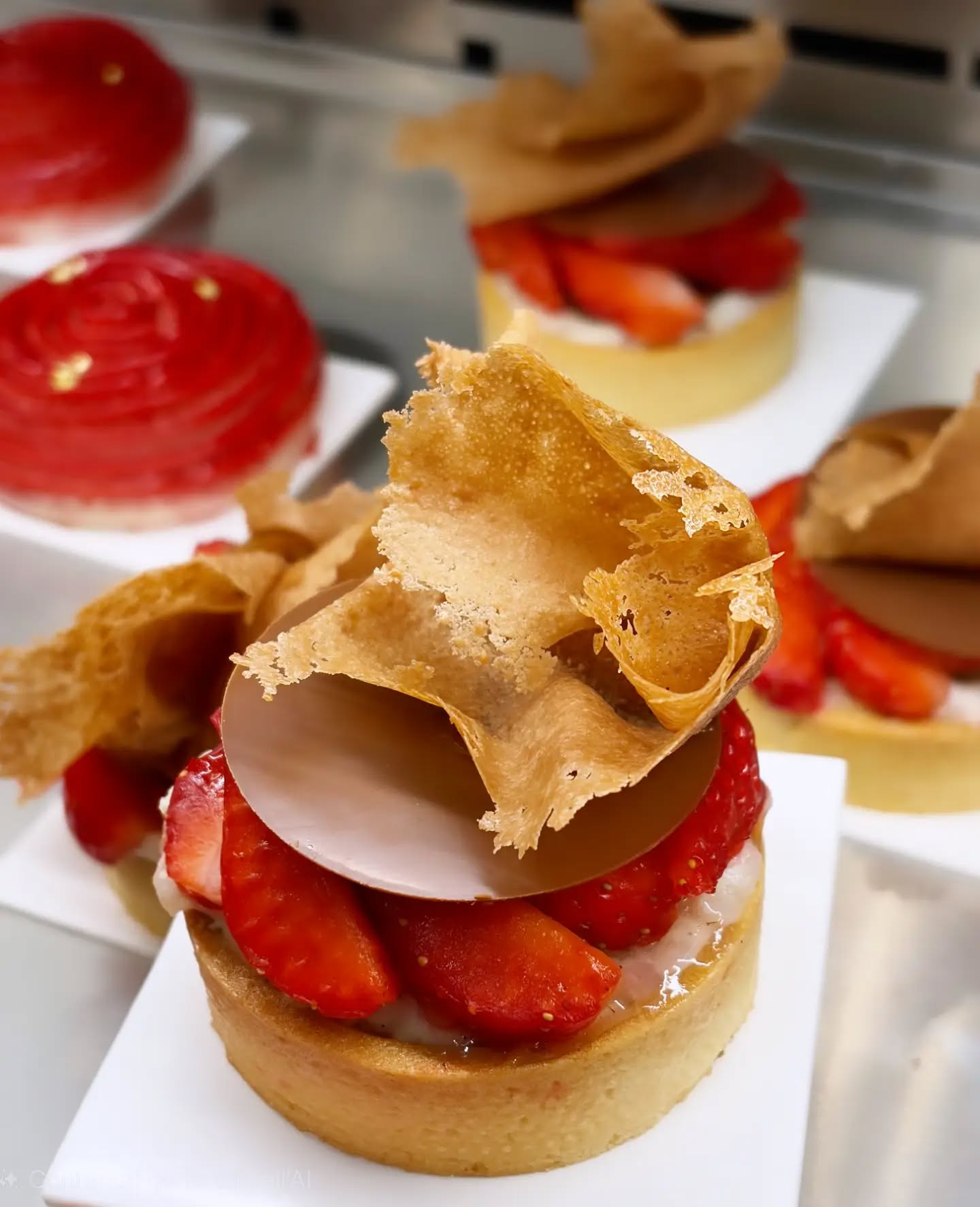 ✨️🍓 Notre Tartelette Riz au lait et fraises 🍓 ✨️
Pas d’inquiétude… le retour du soleil et des températures plus douces sont déjà de retour dès demain!
Le moment parfait pour découvrir notre nouvelle tartelette Riz au Lait & fraises 🍓
✨ Tuile en caramel (qui fond en bouche ! 😋)
🍫 Disque en chocolat au lait
🥄 Riz au lait à la vanille de Tahiti
🤍 Cœur de confiture de lait
🍓 Confiture de fraises artisanale
🌸 Fraises fraîchissimes pour célébrer le retour des beaux jours
...Et vous? Vous l'avez déjà testée? ☀️
#patisserie #fraises #lyonfoodies #artisan #grandhoteldieu