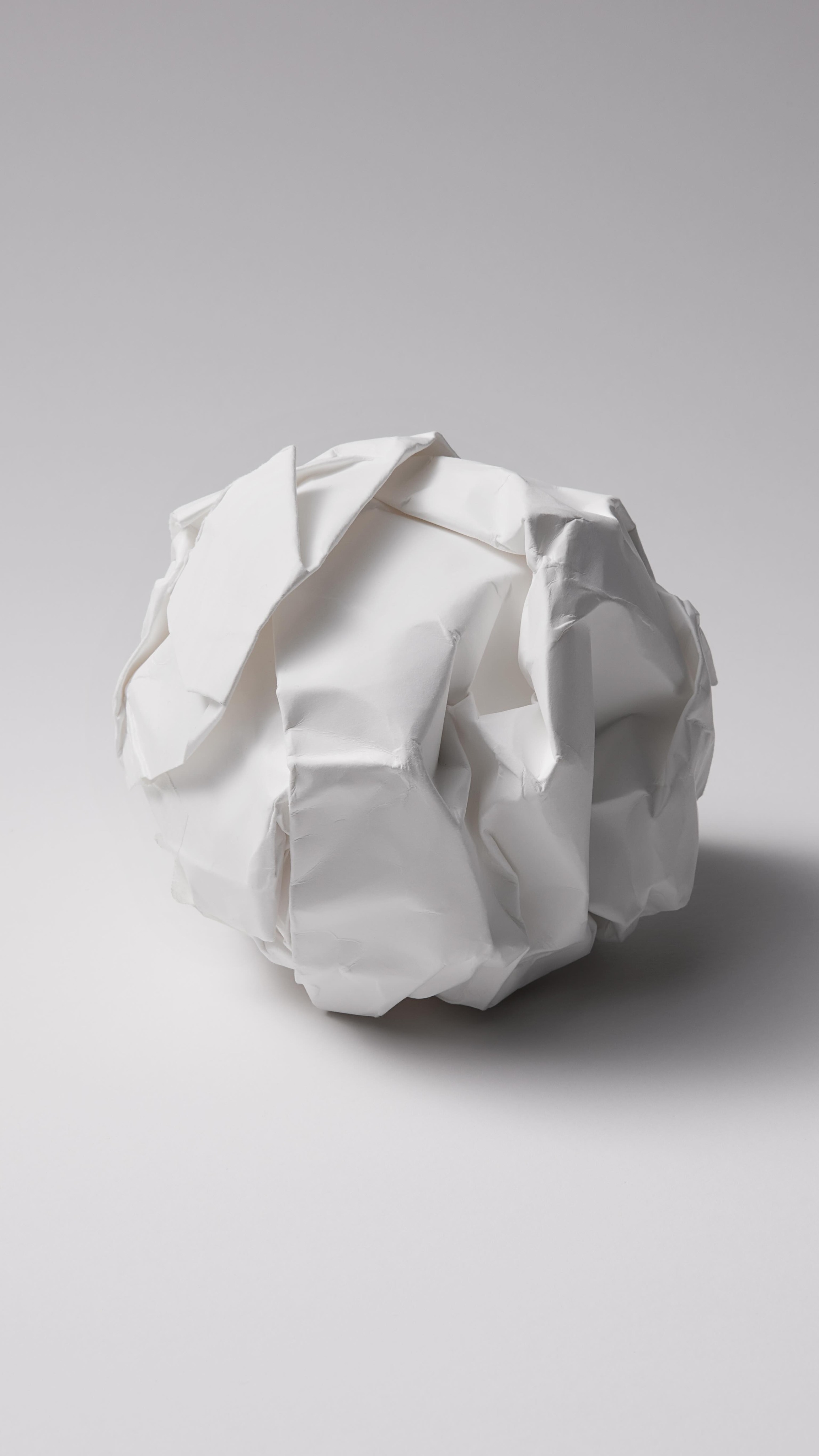 Hoje começa a @sp_arte e queremos convidar a todos para visitar nosso espaço e entrar na piscina feita de bolinhas de papel.
DS 49
Esta instalação, concebida como uma piscina�de bolinhas de papel feitas de aparas, desloca�o imaginário para o campo da matéria frágil�e da memória. O que antes era plano torna-se�objeto em transformação.�Cada bolinha é um fragmento de linguagem que�abandona a convenção para assumir volume,�corpo e paisagem. Ao mergulhar nesse espaço,�o visitante deixa de ser espectador e passa a operar�com o próprio corpo: amassa, desloca, reorganiza.�O gesto torna-se escultórico. A piscina não propõe�apenas diversão, mas uma experiência física�de instabilidade, onde o prazer nasce do que�se deforma. Aqui, a forma não é fixa: ela se�reinterpreta e se desloca, subvertendo aquilo que,�no processo, seria o último a se mover.