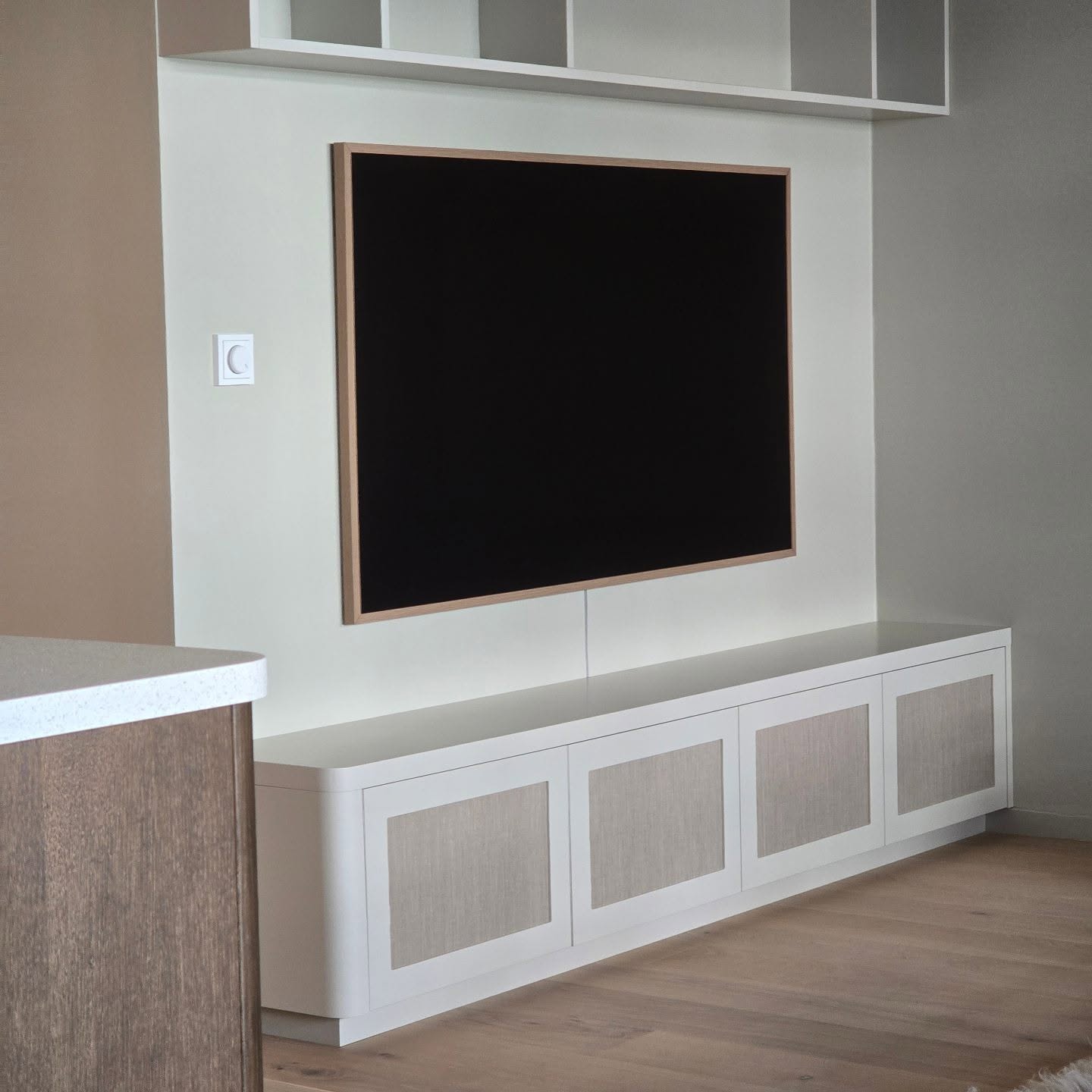 .
Tv-benk og bokhylle i malt overflate.
Skapdører med tapet fra @omexcowallcoverings.
Innvendige hyller og skrog i eikefiner🤩
.
.
.
#furnituredesign #møbler #stue #livingroom #omexco #custom