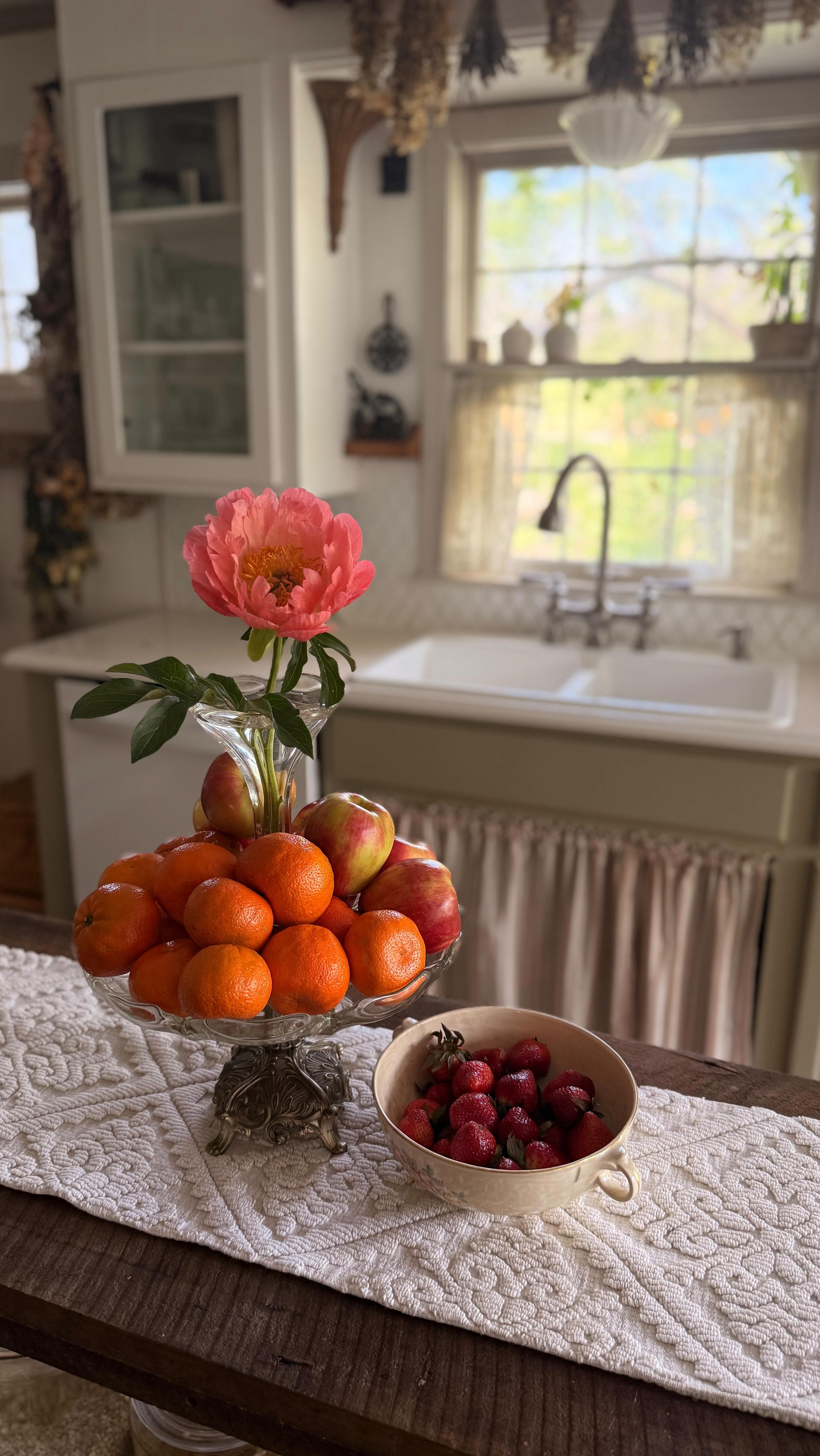No regrets purchasing this at the antique store with my mom 😍 the prettiest crystal stand with a silver flower engraved base! I’ve used it for cookies, candy + now fruit! Plus I love the top case for flowers or dried potpourri!
#antiquefind #flowerstagram #interiordesigninspiration #farmhousedecoration