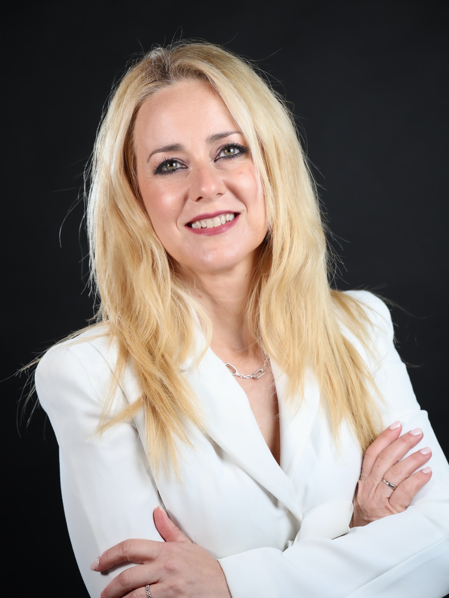 El bellezón de Carol cumple 50 años ✨
Y su hermana Marta, que es otro bellezón, le regala esta sesión de fotos para celebrarlo como se merece.
Porque cumplir años es de celebrar, más vida vivida, más cosas aprendidas… y en algunos casos como el de Carol más belleza 🤍
@karolgb1
@bellezaybienestarmartablanco
#sesiondefotos #fotografia #fotografiadeestudio #photographer #belleza