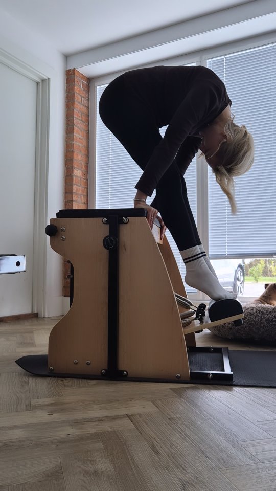 Playing but not perfecting 🌿 Just a few go-to exercises on the Wunda Chair!
#wundachair #pilatesflow #selfpractice