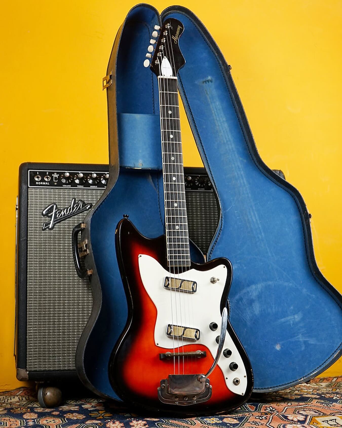 1964 Harmony Bobkat, made in Chicago, USA.
Complete with its charming original case.
An underdog of the USA vintage world, loaded with a pair of Dearmond’s famed Gold Foil pickups.