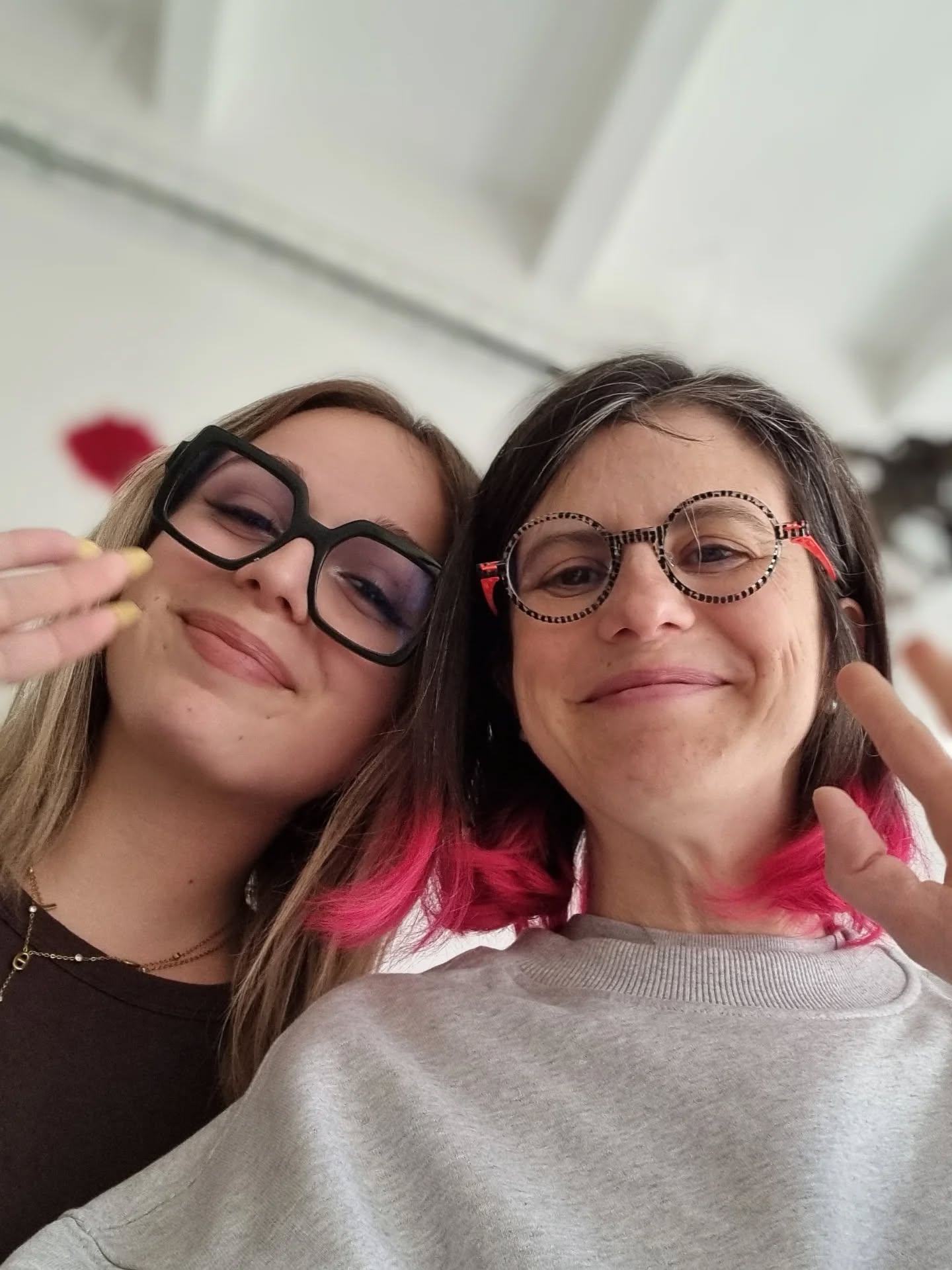 Un petit coucou par ici pour vous présenter officiellement Lola qui rejoint la team du Festival Miniature pour son stage jusqu'à début juin !
On vous écrit, on va animer ce compte un peu plus, on réfléchi à la saison 6, on vous envoie les cadeaux... bref on est pleines d'énergie pour imaginer la suite de ce Festival. Donc si vous avez des idées/ des envies n'hésitez pas à nous mettre des suggestions sous ce post.
Énormes bisous à tous les participants encore et bravo à tous.