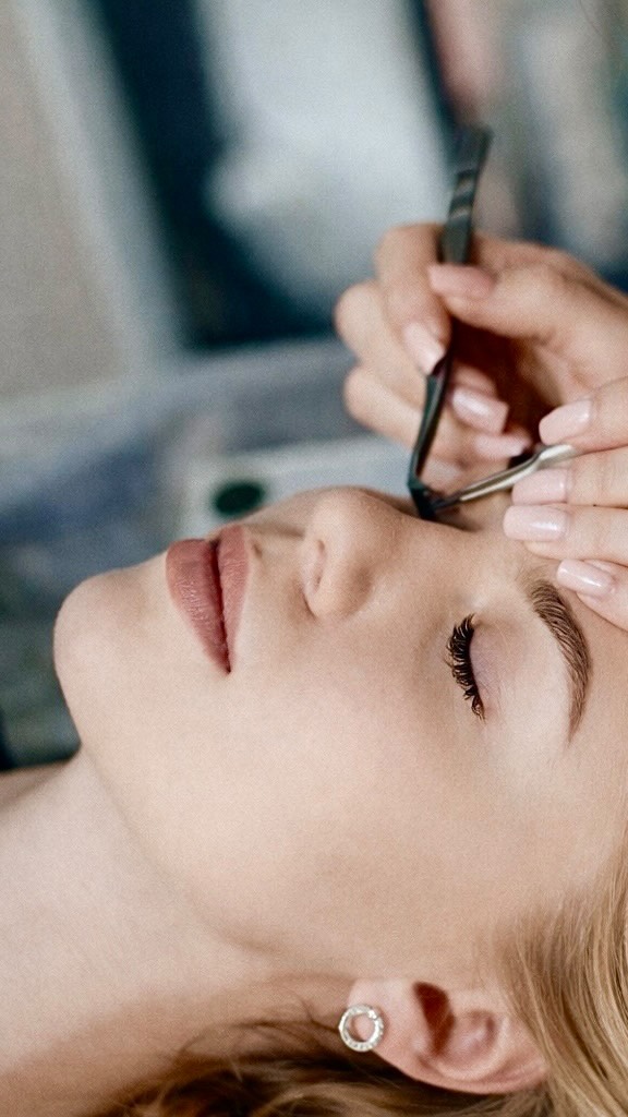 Wimpernverlängerung & Augenbrauenkorrektur 💎
Schauen Sie, wie stark sich die Wahrnehmung des Erscheinungsbildes einer Frau sofort verändert 😍