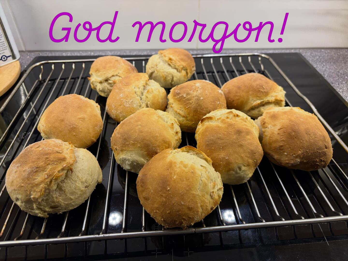 Här blir det nybakade kalljästa bullar innan jobb i stallet. Hur börjar din dag? #teamolsen #teamolsenforthewin #levadrömmen #godmorgon #morgonrutin