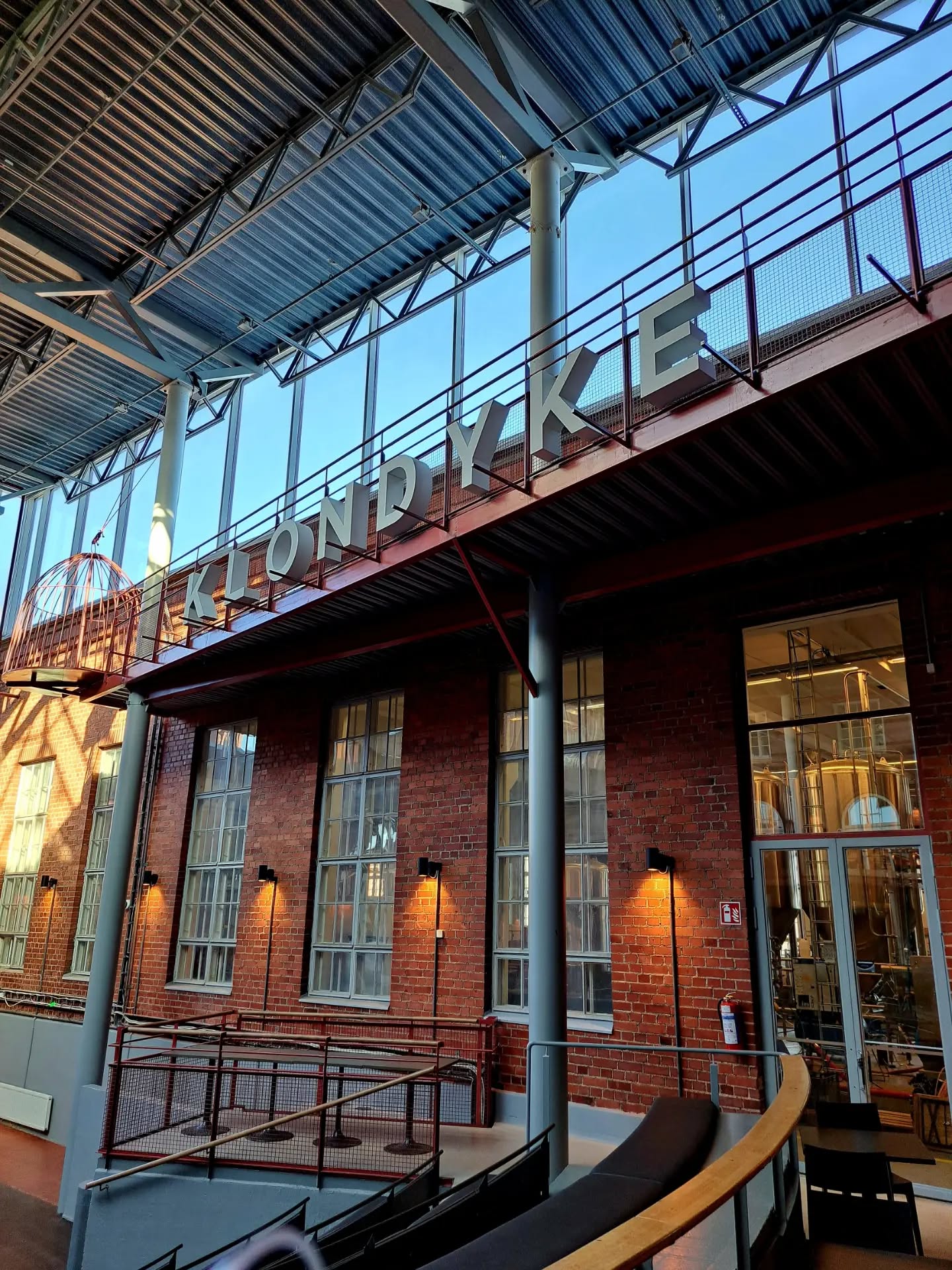 Aurinko valaisee Klondyke-talon Parvigallerian!
Näyttelyssä on esillä öljyväri puupiirroksia kahdelta kevään aikuisten kurssilta. Lauantaisin Klondyken opetuspisteessä kokoontuneet kurssit toteutettiin yleisön pyynnöstä ja opettajana toimi Aura Kotkavirta.
Galleriaan on pääsy Klondyke-talon ollessa avoinna.
Parvigalleriaan löytyy portaat ravintola @funfunkeravan buffetpöydän päädystä. Kannattaa poiketa lounaalle! @klondyketalo_
Syksyn taidekurssien ilmoittautuminen on avoinna osoitteessa: Kerkuva.eepos.fi
#keravavankuvataidekoulu
#puupiirros
#taiteenperusopetus
#aikuistenkurssi
#Oppilastyönäyttely