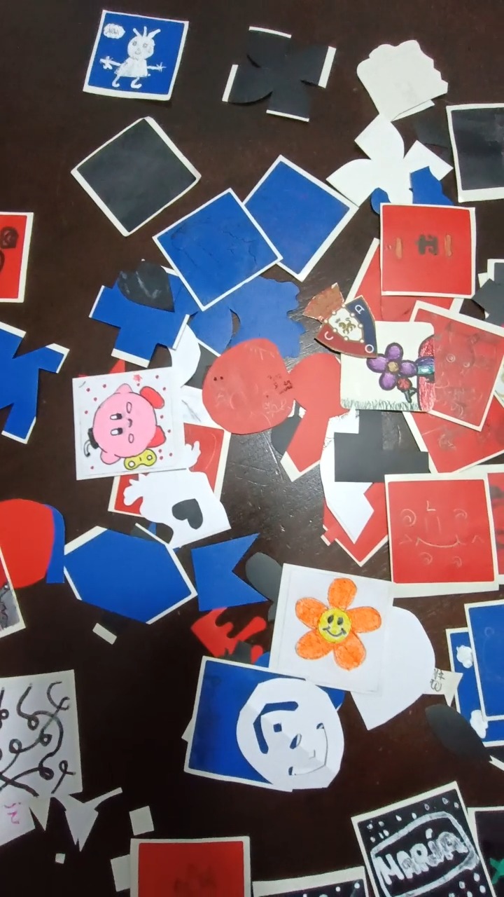 Muchos recordaréis que en el espacio donde hoy se encuentra el centro de salud zona 3, y donde ahora está instalada mi escultura, hace años estaba el colegio María de los Llanos Martínez.
Mi propósito era que el alumnado actual del colegio participara en una parte de la obra, creando una conexión con el centro y con el barrio. Lo hablé con la dirección, y desde el primer momento les pareció una idea genial. Sin embargo, por motivos de seguridad no pudieron acceder directamente a la escultura.
Finalmente, encontramos una alternativa: realizaron pegatinas con dibujos y pinturas de estilo libre que ahora forman parte de la obra.
Muchas gracias a la dirección del colegio @ceipmarillanosmartinez por implicarse y formar parte de este proyecto ❤️
#sculpture #albacete #artepublico #urbanart #santiflores