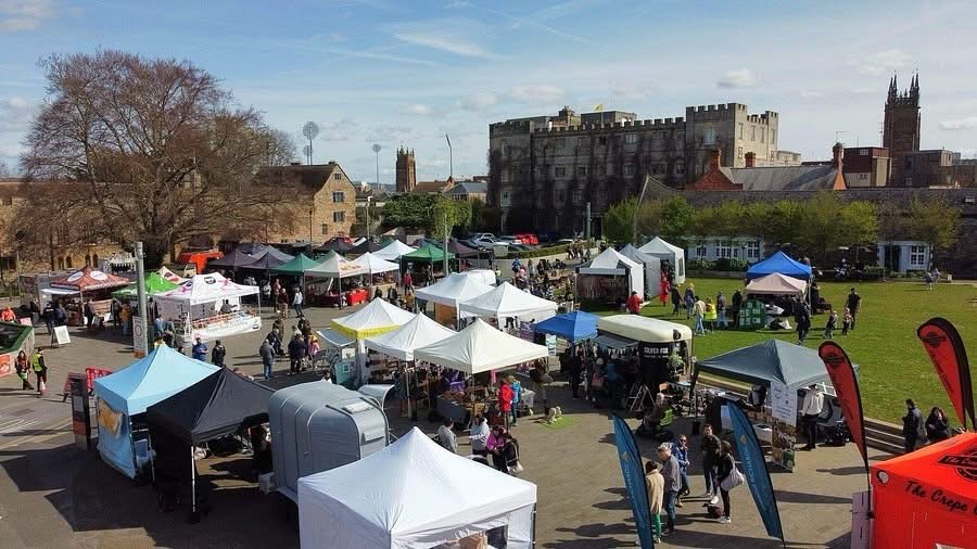 Tomorrow in Taunton! ✨🌿
Join us at the Taunton Independent Market from 10am – 3pm on Castle Green, right in the heart of Taunton!
Come along and soak up the atmosphere with a day of fabulous shopping, delicious food, and live music from Lianne Vessier, Rock Choir, Stevie Nicole Brown and David Piazza 🎶🍴🛍️
Browse unique stalls, support brilliant local traders, and treat yourself to something special from a range of wonderful gift ideas, handmade goods, street food favourites, and sweet treats!
Bring your friends, bring the family, and make a day of it. We can’t wait to see you there! 💛
#FoodGoodsCommunity #somersetmarkets #tauntonindependentmarket #sundaymarket