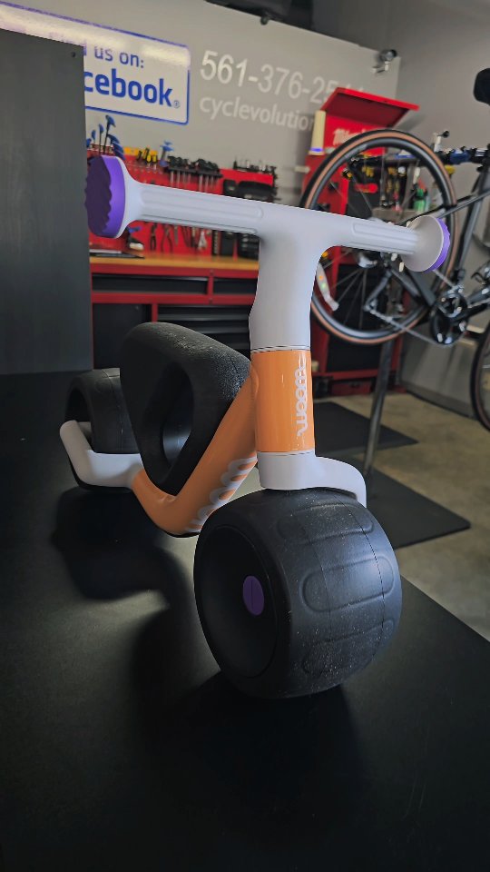 The Woom WOW self-balancing bike. Is this the most charming balance bike you have encountered? It's truly impressive! Now available in stock.