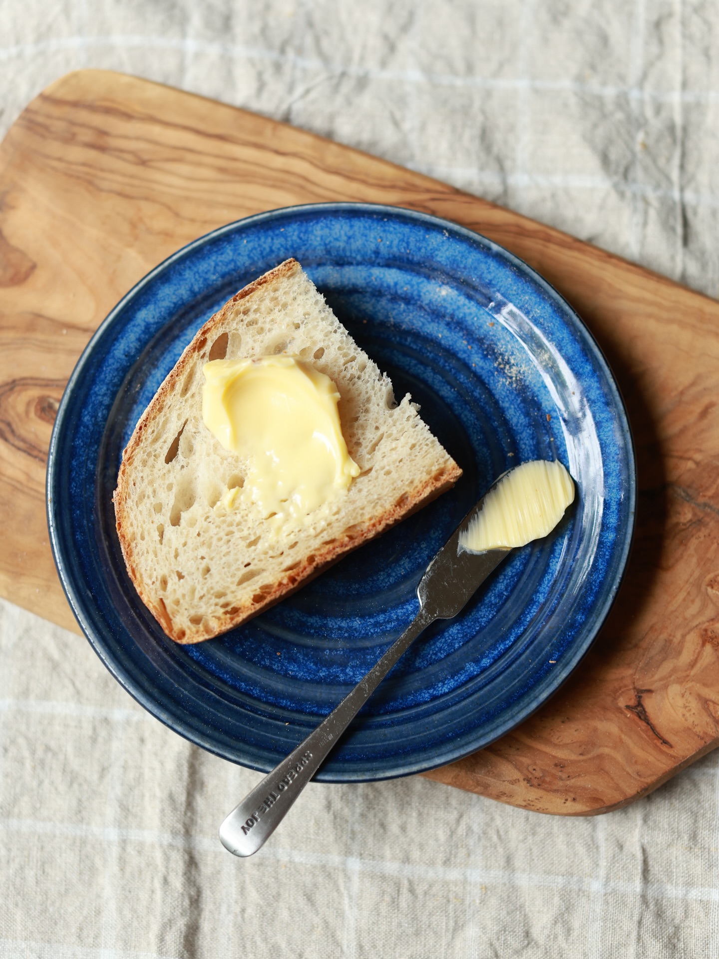 Butter makes everything better 🤍🧈🥖
(Pssst…my new cookbook will have an entire chapter dedicated to spreads that pair beautifully with sourdough - including compound butters, jam, & an herb pesto that is to die for!
All this plus more timeless recipes available in Plain Jane Sourdough - link in bio to check it out 🤍📚)
Pottery handmade & glazed by my talented mother-in-law.
Cutting board & linen by @surlatable
#bread #butter #nothingbetter #sourdough #recipes