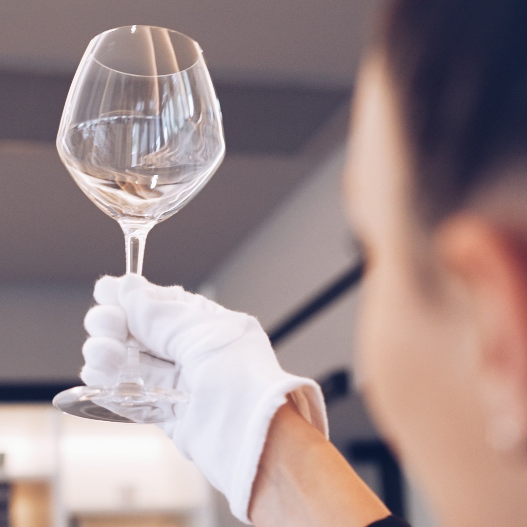 A 18 ans, Léa nous a fait confiance pour que nous racontions son histoire. Cette année, elle passe les épreuves du concours du Meilleur apprenti de France en arts de la table… Après plus d’une année de labeur, la jeune fille originaire d’Auxerre a remporté le titre et le palace Le Meurice lui a proposé une place au sein de ses équipes.
#metier #passion #corporate #reportage #artdelatable
Réalisatrice : @bransonelodie
Montage : @viiirgiiin
Production : @mts_emilie
Producteurs : @nicolasbarsikian @franckmorlet
@lea.rg24