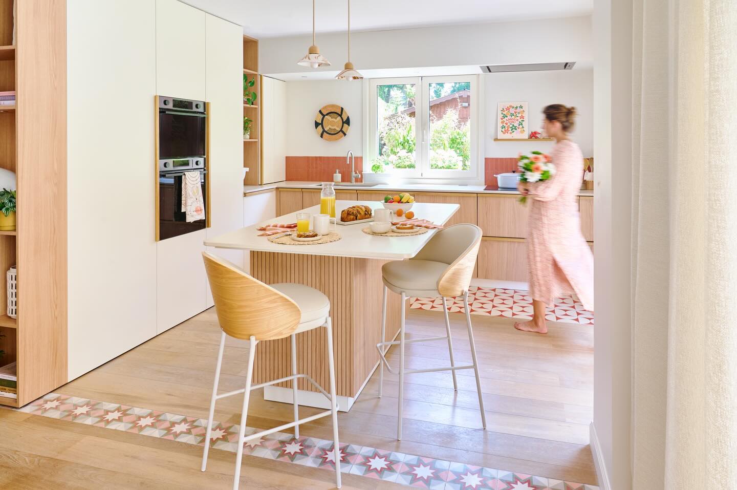 🌟 Transform Your Kitchen with Ease! 🌟
Ready to perfect your kitchen makeover? Follow these proven steps for a seamless transformation! With eight years of experience, I’ve honed my design process for ultimate efficiency.
✨ Key Steps to Success:
Assess Practical Needs: Make sure the design fits your functional requirements.
Address Emotional Needs: Choose colors and materials that reflect your personal style.
Stay Within Budget: Plan with your financial limits in mind.
Feeling overwhelmed? Don’t worry—that’s where I come in! Let’s make your dream kitchen a reality together. 🔨💡
Kitchen Design by @bonjourinterieurs
Kitchen making @expressionbois
Styling and Photo @delphine_depledt
Stools @kavehome
Art @lespoteles_store
Lighting @enamoura_
#KitchenMakeover #InteriorDesign #DreamKitchen #HomeRenovation