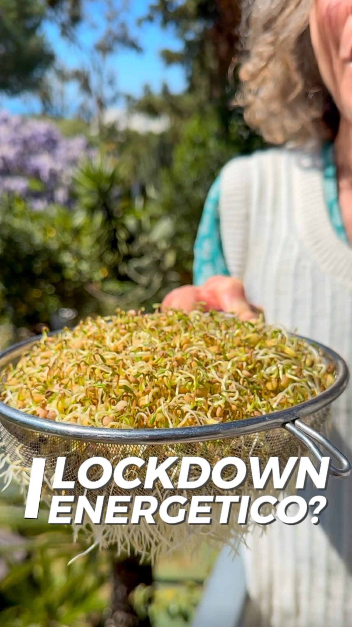 Germogli di legumi: un concentrato nutrizionale nelle emergenze
I germogli di lenticchie e altri legumi non sono solo facili da produrre, ma offrono un profilo nutrizionale sorprendentemente completo:
🥗 aumento significativo della vitamina C (assente nel seme secco)
🧬 maggiore disponibilità di vitamine del gruppo B
💪 fonte di proteine vegetali più digeribili grazie alla germinazione
⚡ enzimi attivi che migliorano l’assorbimento dei nutrienti
In pochi giorni, con sola acqua e senza terra, puoi ottenere un alimento fresco, vivo e altamente nutriente—anche in condizioni critiche.
Non sostituiscono una dieta completa, ma in situazioni di scarsità possono contribuire concretamente a prevenire carenze nutrizionali.
🌱 Nutrizione essenziale, accessibile, resiliente.