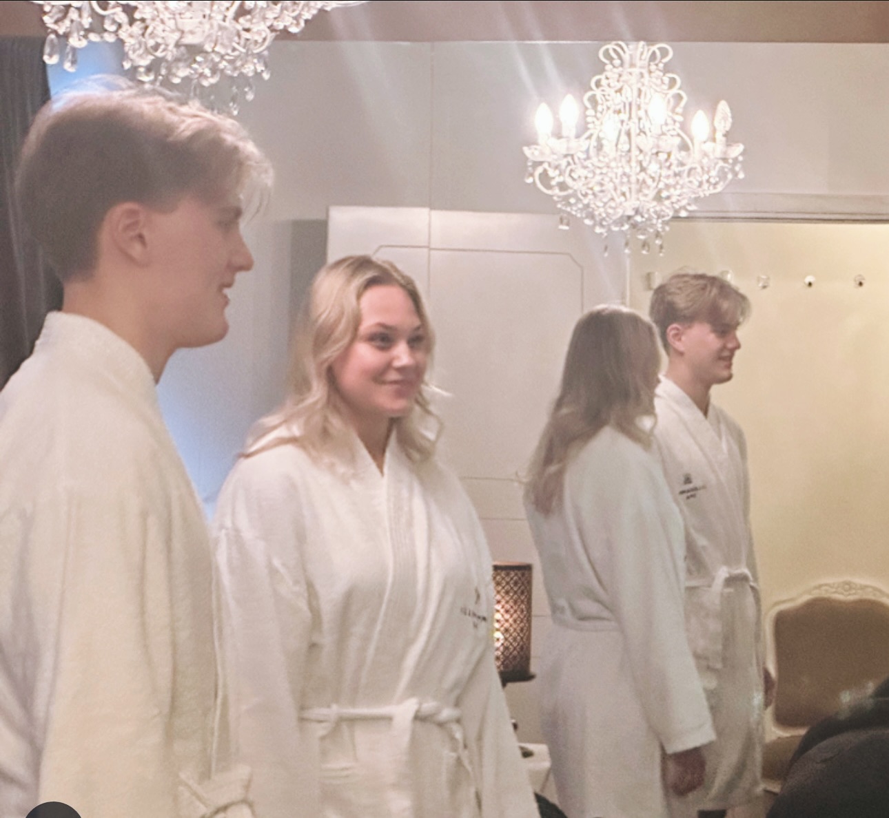 Unn deg litt ro og velvære 🌿
Vi har ledig duo massasje i morgen – perfekt for deg og en du vil dele en avslappende opplevelse med 💆♀️💆♂️
Book nå og sikre deg timen!
📩 Send oss en melding for reservasjon.
#duomassasje #spaopplevelse #avslapning #egenpleie #velvære massasje parmassasje spadag selfcare wellness
⸻
✨ English:
Treat yourself to some well-deserved relaxation 🌿
We have duo massage available tomorrow – perfect for you and someone special to unwind together 💆♀️💆♂️
Book now to secure your spot!
📩 Send us a message to reserve