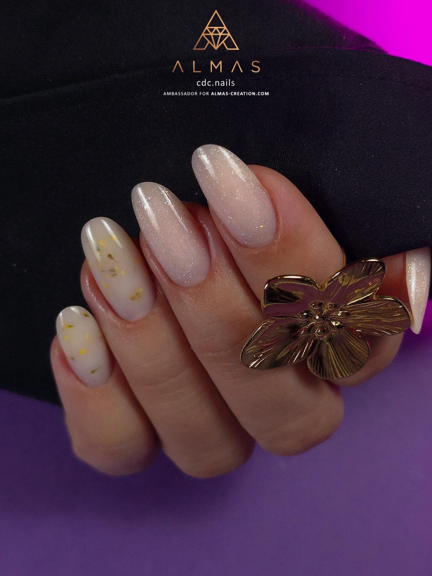 Et vous, vous préférez prendre un peu plus de temps ou travailler toujours plus vite? Team chablon ou team popit ? 😏
Carolane a travaillé avec nos chablons Alma’Sculpt pour sa nouvelle pose de forme amande. Elle a utilisé le polygel Holly Peach, les builders gels Wedding Cake/Milky White, les fleurs séchées jaunes (S) et la finition Master Top Coat. 🌼
#chablonnails #onglestoulouse #onglesbordeaux #onglesparis #onglesmontpellier