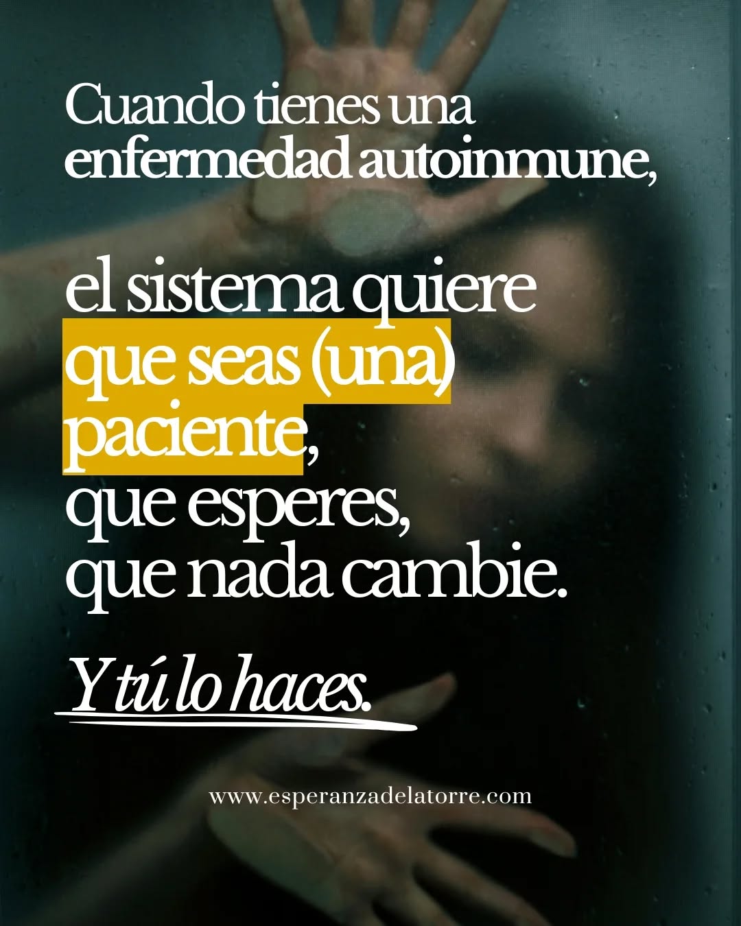 Porque no es que nadie no haya dado con la solución: es que quienes deberían enseñarte a entender tu cuerpo, a mirar lo que sostiene un síntoma crónico, no lo hacen. Unos, porque ni ellos mismos lo saben (no se lo enseñaron y no se lo cuestionan); otros, porque no quieren que lo hagas, no les interesa que salgas de ese papel de paciente. 𝐆𝐚𝐧𝐚𝐧 𝐝𝐞𝐦𝐚𝐬𝐢𝐚𝐝𝐨 𝐝𝐢𝐧𝐞𝐫𝐨 𝐬𝐢 𝐭ú 𝐧𝐨 𝐭𝐞 𝐜𝐮𝐫𝐚𝐬.
Y, si esto no puedes sostenerlo, si esta idea te parece demasiado (no es solo porque tu sistema nervioso no está preparado para ello) es porque realmente no sabes 𝐥𝐨 𝐪𝐮𝐞 𝐬𝐞 𝐦𝐮𝐞𝐯𝐞 𝐝𝐞𝐭𝐫á𝐬 𝐝𝐞 𝐥𝐚 𝐞𝐧𝐟𝐞𝐫𝐦𝐞𝐝𝐚𝐝. Ahí toca hacer una investigación profunda para poder ir abriendo los ojos.
Desgraciadamente ahí es donde muchos se quedan: esperando afuera lo que solo puede entenderse desde dentro, desde tu cuerpo y el proceso que mantiene lo crónico.
Ahí se adopta la pasividad.
𝐀𝐡í 𝐬𝐞 𝐫𝐞𝐩𝐫𝐨𝐝𝐮𝐜𝐞 𝐥𝐚 𝐢𝐧𝐟𝐚𝐧𝐭𝐢𝐥𝐢𝐳𝐚𝐜𝐢ó𝐧 que tanto les interesa a algunos que mantengas.
Ahí se espera que el sistema “resuelva” lo que solo tú puedes empezar a mirar.
𝐀𝐡í 𝐩𝐞𝐫𝐦𝐚𝐧𝐞𝐜𝐞 𝐥𝐚 𝐞𝐧𝐟𝐞𝐫𝐦𝐞𝐝𝐚𝐝. 𝐀𝐡í 𝐬𝐞 𝐟𝐫𝐞𝐧𝐚 𝐭𝐮 𝐜𝐚𝐦𝐛𝐢𝐨.
Salir de ahí exige otra postura: no esperar soluciones externas; no buscar que alguien diga “toma esto y ya”; 𝐧𝐨 𝐝𝐞𝐦𝐚𝐧𝐝𝐚𝐫 𝐮𝐧 𝐜𝐨𝐧𝐬𝐞𝐣𝐨 𝐧𝐢 𝐮𝐧𝐚 𝐬𝐨𝐥𝐮𝐜𝐢ó𝐧 𝐫á𝐩𝐢𝐝𝐚 𝐩𝐨𝐫 𝐦𝐞𝐧𝐬𝐚𝐣𝐞 𝐝𝐞 𝐈𝐧𝐬𝐭𝐚𝐠𝐫𝐚𝐦.
Salir de ahí requiere: 𝐛𝐮𝐬𝐜𝐚𝐫 𝐪𝐮𝐢𝐞𝐧 𝐬í 𝐡𝐚 𝐫𝐞𝐜𝐨𝐫𝐫𝐢𝐝𝐨 𝐞𝐥 𝐜𝐚𝐦𝐢𝐧𝐨. Quien sí entiende lo que sostiene lo crónico. Quien sí puede mostrar qué mirar, cómo mirar y qué pasos son reales para empezar a moverse.
𝐄𝐬𝐞 𝐜𝐚𝐦𝐢𝐧𝐨 𝐞𝐱𝐢𝐬𝐭𝐞.
No es cómodo.
No es rápido.
No promete resultados inmediatos.
Pero es desde 𝐝𝐨𝐧𝐝𝐞 𝐬𝐞 𝐞𝐦𝐩𝐢𝐞𝐳𝐚 𝐚 𝐯𝐞𝐫 𝐥𝐨 𝐪𝐮𝐞 𝐚𝐧𝐭𝐞𝐬 𝐞𝐬𝐭𝐚𝐛𝐚 𝐢𝐧𝐯𝐢𝐬𝐢𝐛𝐥𝐞.
Y comienza cuando dejas de esperar afuera y empiezas a mirar dentro.
Cuando dejas de ser paciente.
𝐂𝐮𝐚𝐧𝐝𝐨 𝐭𝐞 𝐩𝐨𝐬𝐢𝐜𝐢𝐨𝐧𝐚𝐬 𝐜𝐨𝐦𝐨 𝐩𝐫𝐨𝐭𝐚𝐠𝐨𝐧𝐢𝐬𝐭𝐚 𝐝𝐞 𝐭𝐮 𝐩𝐫𝐨𝐩𝐢𝐚 𝐬𝐚𝐥𝐮𝐝 y de tu vida.
Ahí empieza... 👇🏻 CONTINÚA EN COMENTARIOS 👇🏻