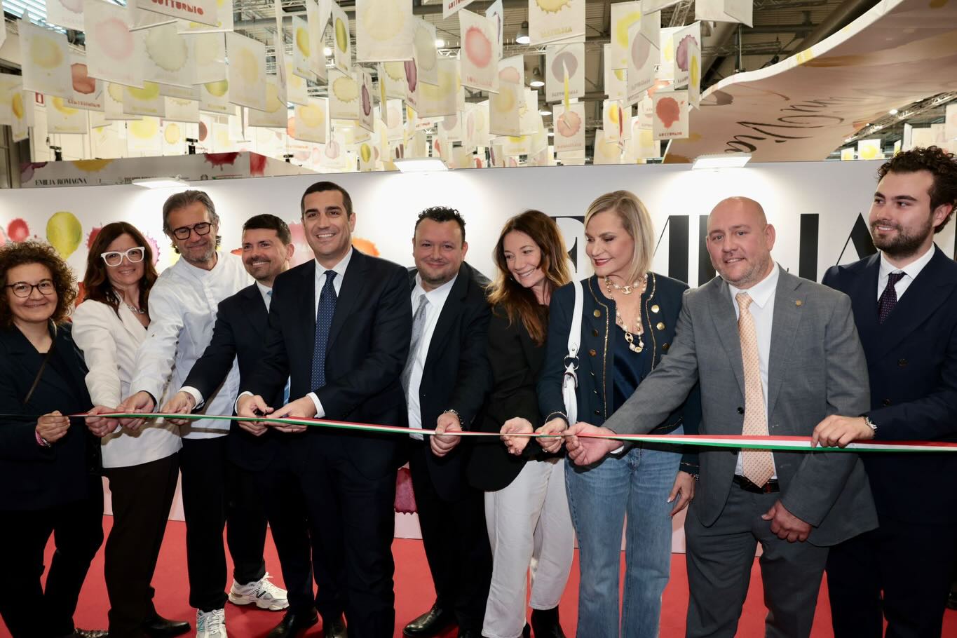 Mind The #Vinitaly 🍷
Poche storie, la star di questo primo giorno di fiera è stata @carlocracco che con il suo menu territorio ha lasciato tutti senza parole. Qualche scatto dalla fiera. E i tre piatti proposti dallo chef: uovo office, tagliatelle al ragù, zuppa inglese. Less is more!
.
.
#MindThePop #MediaRelation #DigitalAgency
