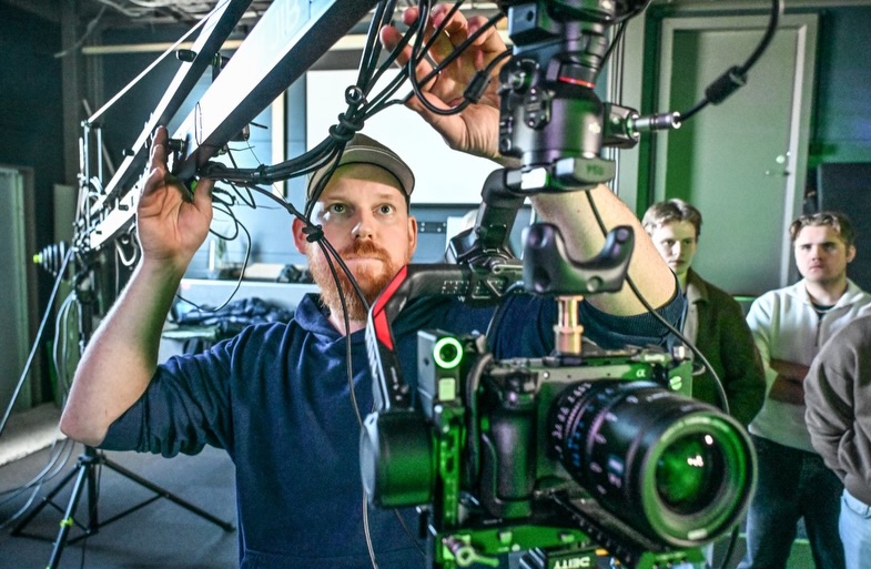 Takk til @frblad for flott sak på vår åpning og innspilling av ny musikkvideo. 🇳🇴🎬 Foto: Geir A. Carlsson https://www.f-b.no/her-filmer-marius-jacobsen-alan-walkers-nye-video-i-fredrikstad/s/5-59-3877412