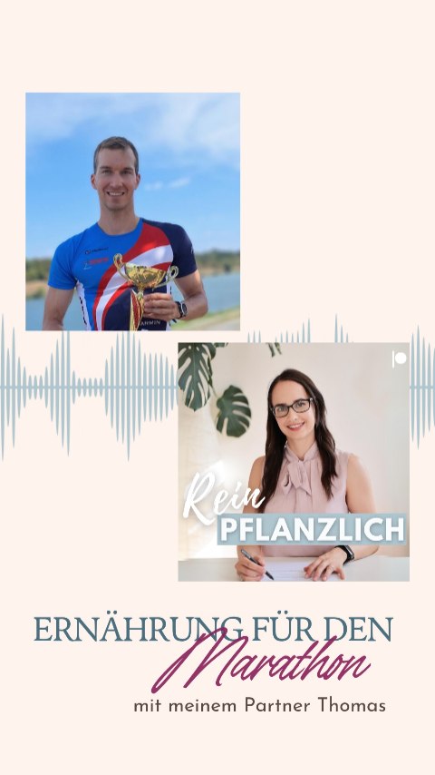 Dieses Wochenende steht für uns der Vienna City Marathon an und genau deshalb spreche ich in dieser Folge mit meinem Partner Thomas, der als Ausdauerathlet und Ironman-Finisher schon viele Rennen erlebt hat. 🏆Zwischen Vorfreude und Vorbereitung wird schnell klar, wie entscheidend die Ernährung in den Tagen davor und am Wettkampftag selbst ist. 🍽️
Wir sprechen darüber, was wir konkret in der Woche vor dem Lauf verändern, warum Carboloading oft unterschätzt wird und welche Fehler viele machen, ohne es zu merken. Es geht um Magenprobleme im Wettkampf, um Routinen, die Sicherheit geben und darum, wie viel Leistung verloren geht, wenn die Energiezufuhr nicht passt.
Eine Folge, die nah dran ist an dem, was wir gerade selbst erleben und zeigt, warum gute Vorbereitung nicht erst beim Training beginnt, sondern bei dem, was auf deinem Teller landet.
Den Podcast "Rein pflanzlich" gibt es auf YouTube und überall, wo es Podcasts gibt. 🎙️