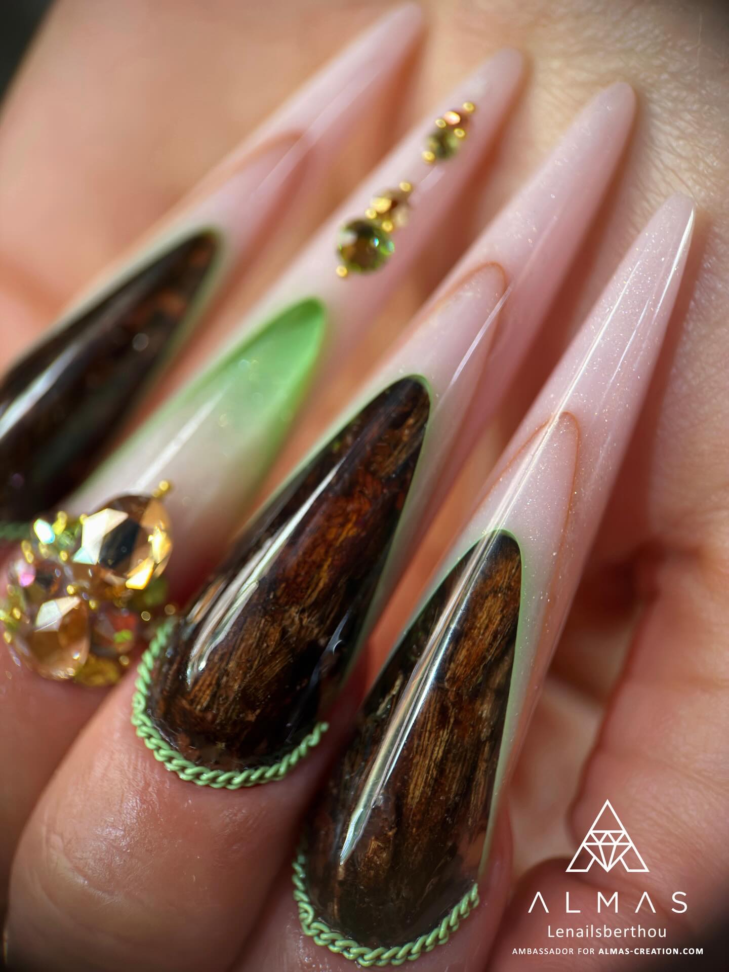 Et vous, que pensez-vous de cet effet bois réalisé par Léna sur ses nouvelles amandes russes avec reverses? 🔥
Pour obtenir ce rendu, elle a travaillé avec le polygel Cosmic Rose, le polygel en tube The Clear, les vernis Pale Green/Amberwood, les micro-billes Caviar Gold (S/M) et la finition brillante Crystal Shine. 🥰
#russianalmond #almondnailshape #artisticnails #onglesengel #onglesgel