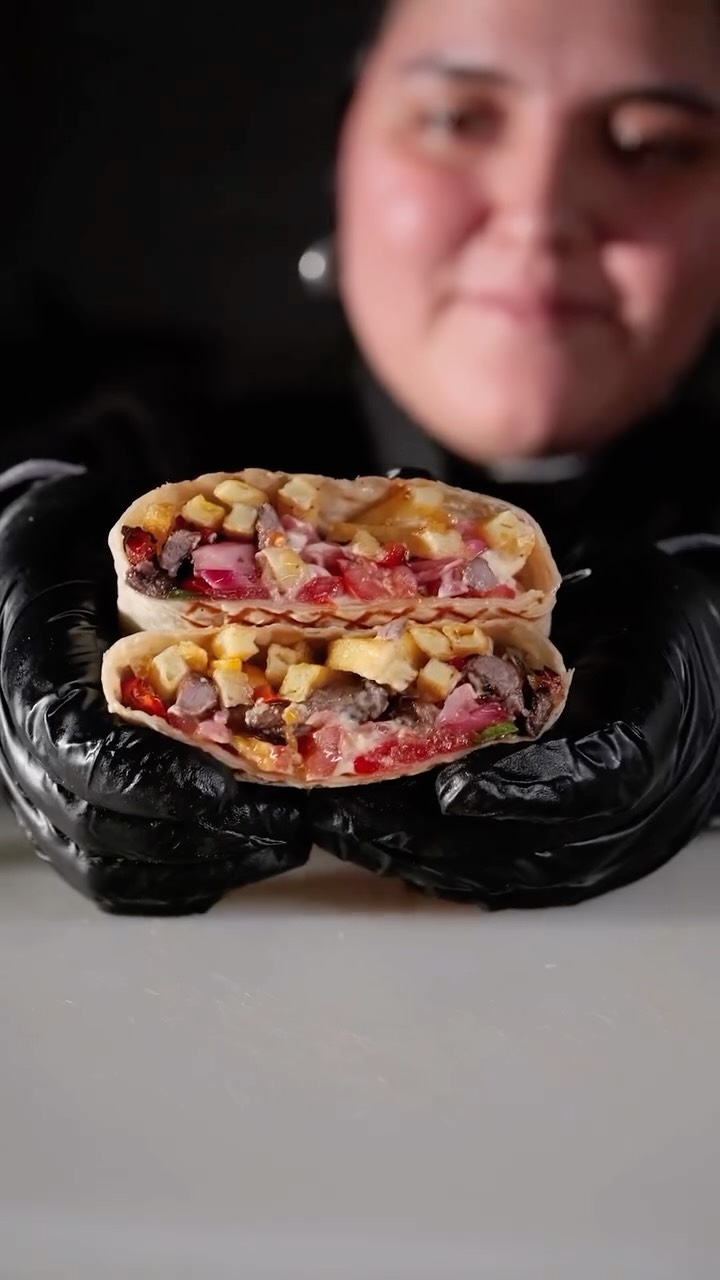 Beef Taco! 🤤 Et sevenlerin tercihi ❤️
Tortilla ekmeğinin içine bonfrit patates, tereyağında kavrulmuş dana eti ve el yapımı soğan turşusu girer. Sotelenmiş renkli biberler ve taze domatesle dengelenir, French cheese sosla tamamlanır 🧀🔥
Her aşaması özenli, her lokması net lezzet. Taco Gallia usulü Beef Taco.
📍Yenibağlar Mahallesi, Prof. Dr. Yılmaz Büyükerşen Bulvarı No:110/B, Tepebaşı, Eskişehir, Türkiye
☎️ +90 533 766 72 26
#tacogallia #eskisehir #frenchtacos #eskisehirlezzetleri #beeftaco