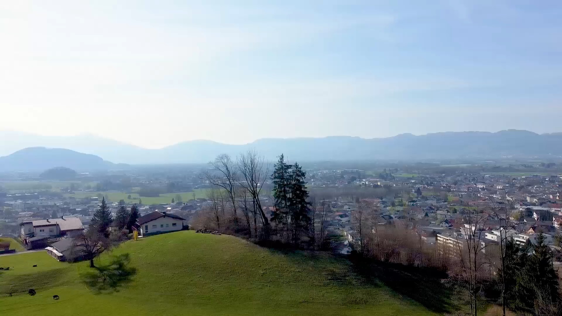 Baugrundstück in Hohenems zu verkaufen!
🔆 Stadtrandlage mit Aussicht und bester Infrastruktur
Das voll erschlossene, quadratische Baugrundstück (Widmung: Bau-Wohngebiet) besticht durch die ideale Form und bietet beste Voraussetzungen für individuelle Bauprojekte – ob Einfamilienhaus, Doppelhaushälfte oder ein kleines Mehrfamilienhaus 🏡.
✅Eingebettet in eine grüne und absolut ruhige Umgebung, bietet diese Lage zudem eine tolle Aussicht und direkte Anbindung an Naherholungsgebiete sowie Rad- und Wanderwege.
🔔Interesse geweckt? Gleich Besichtigungstermin vereinbaren!
Nico Troy direkt 📞+43 664 8247126 📨nico.troy@bb-immobilien.at oder 🌏https://www.bb-immobilien.at/grundstuecke/bb-26-01149
#immobilien #vorarlberg #immobilienvorarlberg #baugrund #hausbau #grundstueck #hohenems #rheintal #bodensee #Baugrundstück #Traumhaus #LageLageLage #Neubau #Wohntraum #ZukunftGestalten