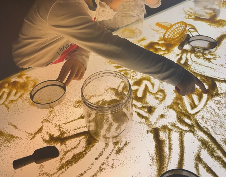 ✨ Esplorare, toccare, scoprire con una nuova luce! ✨
Il tavolo luminoso è un’esperienza magica di scoperta: la luce valorizza forme, colori e trasparenze. È un vero e proprio luogo di ricerca e sperimentazione per i bambini!
#asilonido #tavololuminoso #esperienzasensoriale #imparogiocando