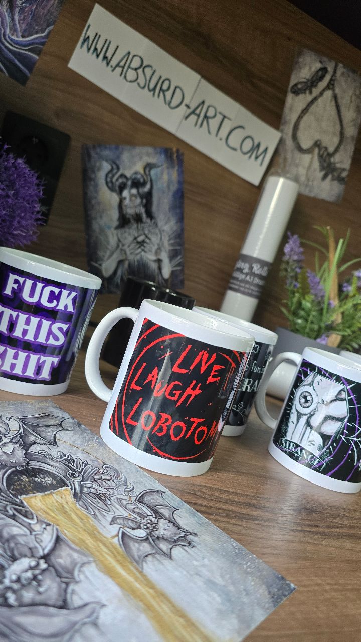 Kommt... Ich bin schon witzig... Wenigstens bisschen.😌
Würdet ihr mit so einem wirren Künstlerkopf zusammen leben wollen? 😬✨️
Die Tassen gibt's NUR noch bis Sonntag! 🫶🏻
#supportart #supporthandmade #smallartist #horrordecor #horrorfan
Horror • Horrordecor • Tassen mit Sprüchen • creepy cute • weird • absurd • cute • dark • Kunst • gothic • Design