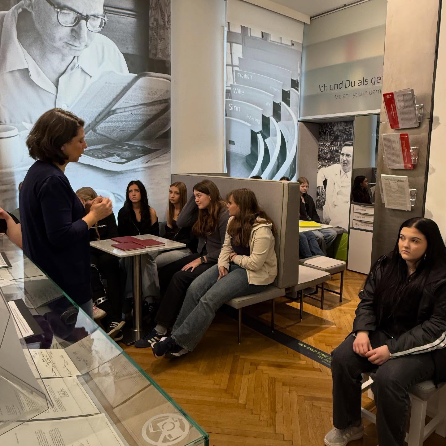 Gestern startete die SMPM Woche der 2HLS - am Programm standen die Besuche des Viktor Frankl Museums und des Sigmund Freud Museums in Wien ☺️